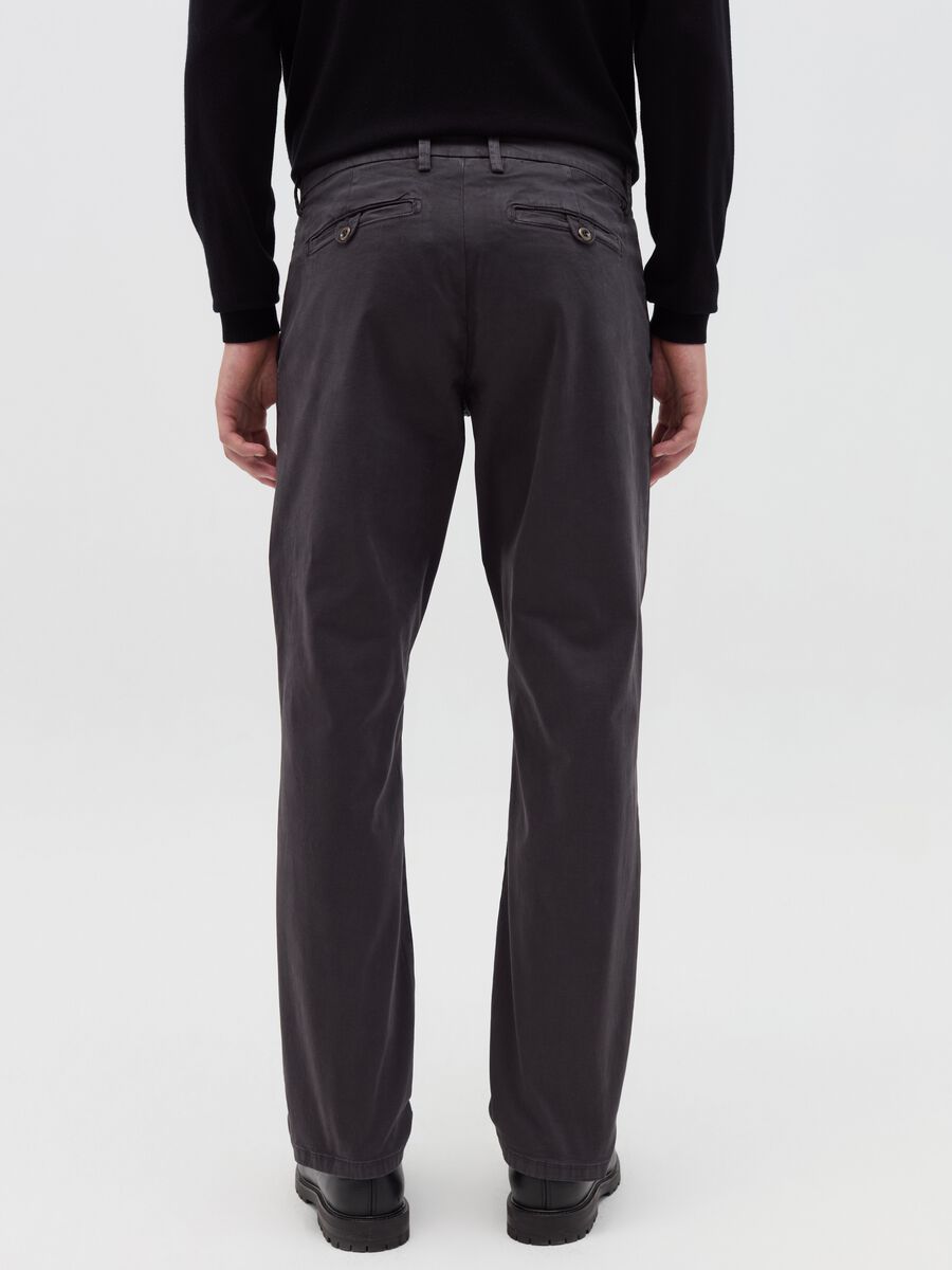Regular-fit chino trousers in stretch cotton_3