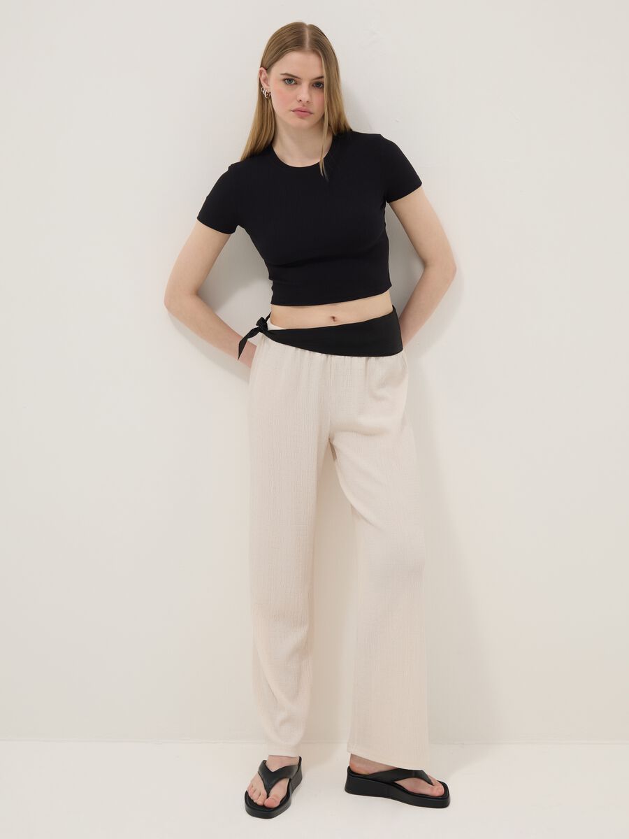 T-shirt fitted in cotone elasticizzato nero a costine_1