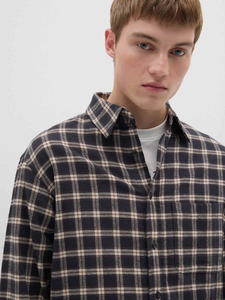Camicia nera in flanella con motivo a quadri_1