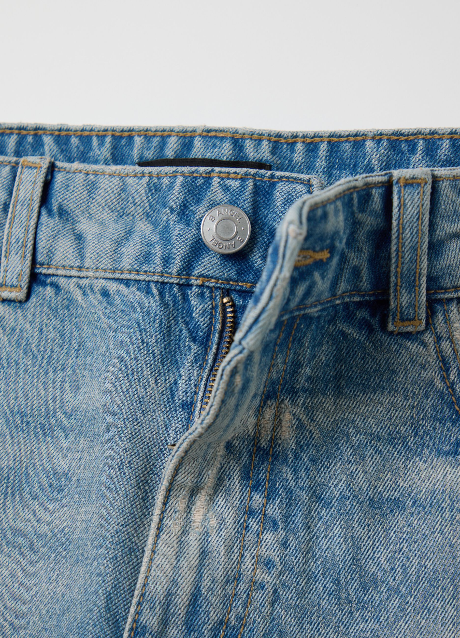 Shorts in denim blu con dettagli strappati