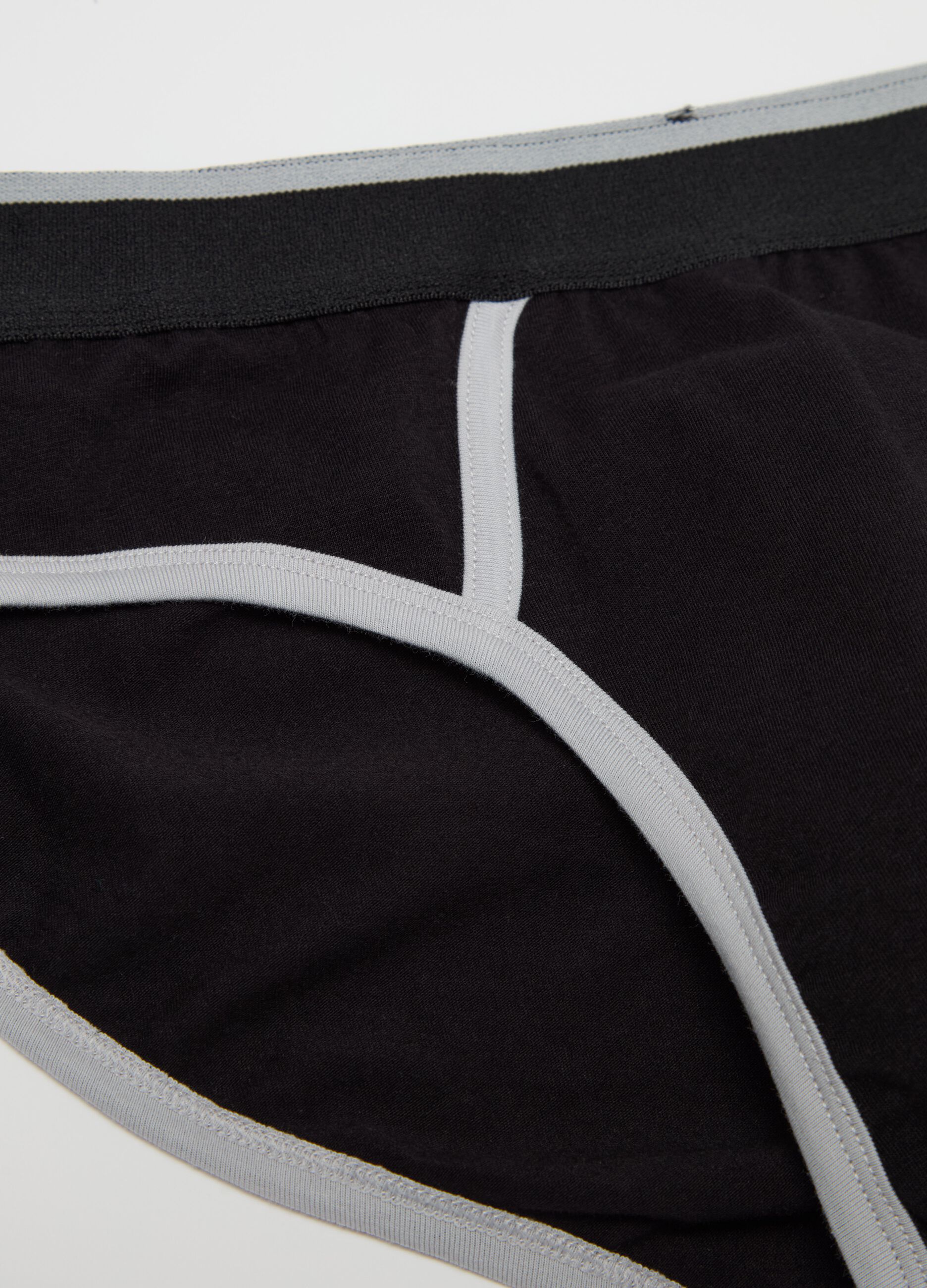 Stretch briefs with contrasting details