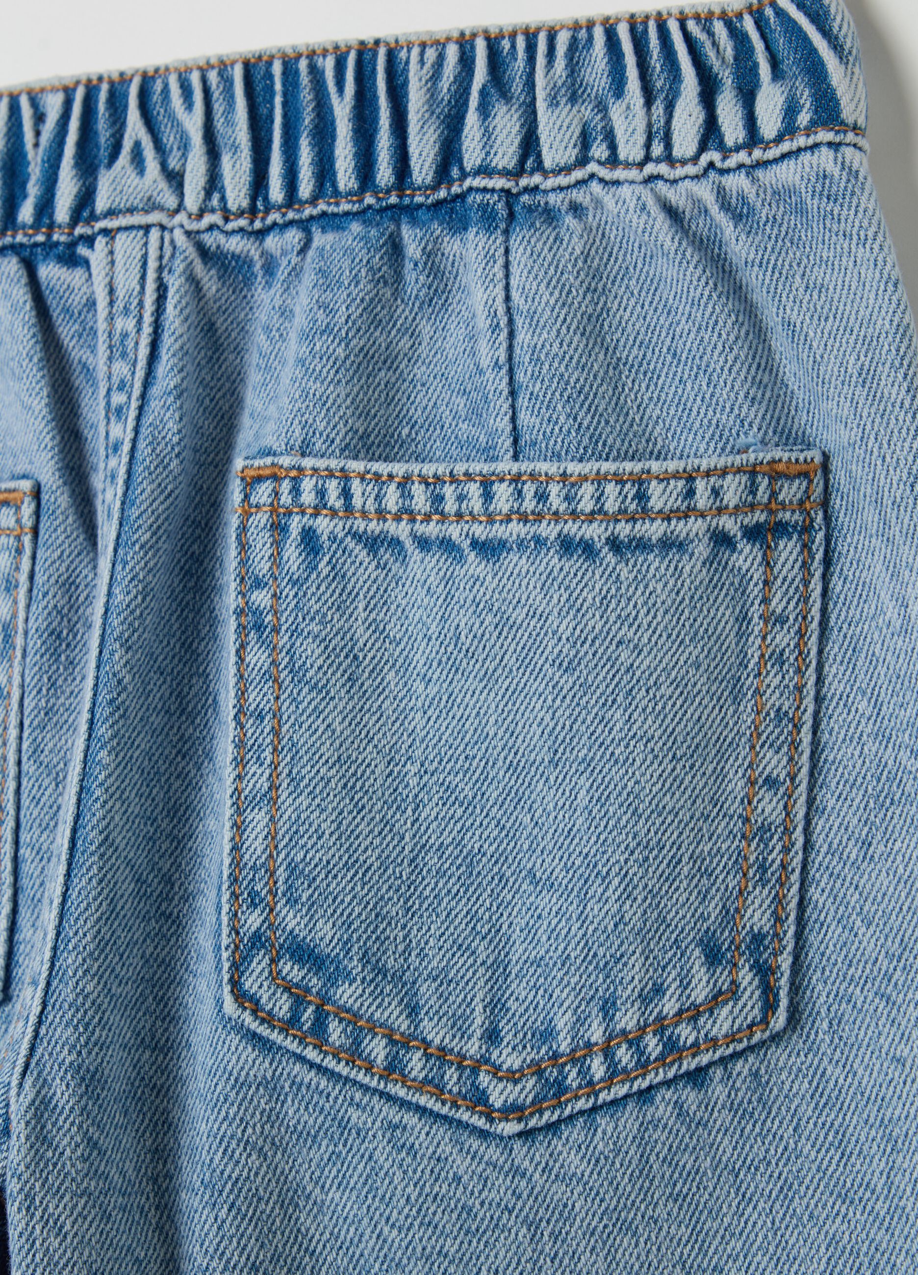 Wide-leg jeans with pockets