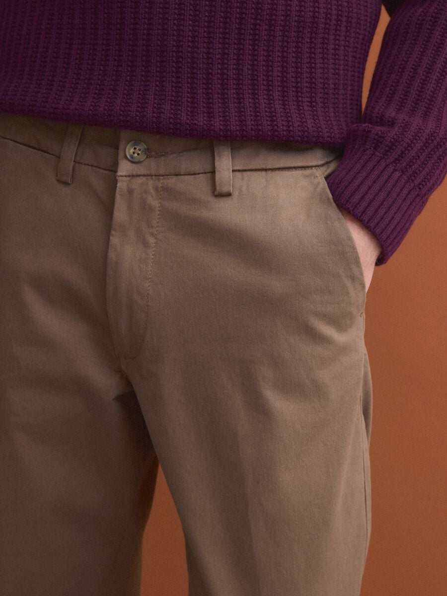 Pantaloni chino marroni in twill di cotone elasticizzato regular fit_3