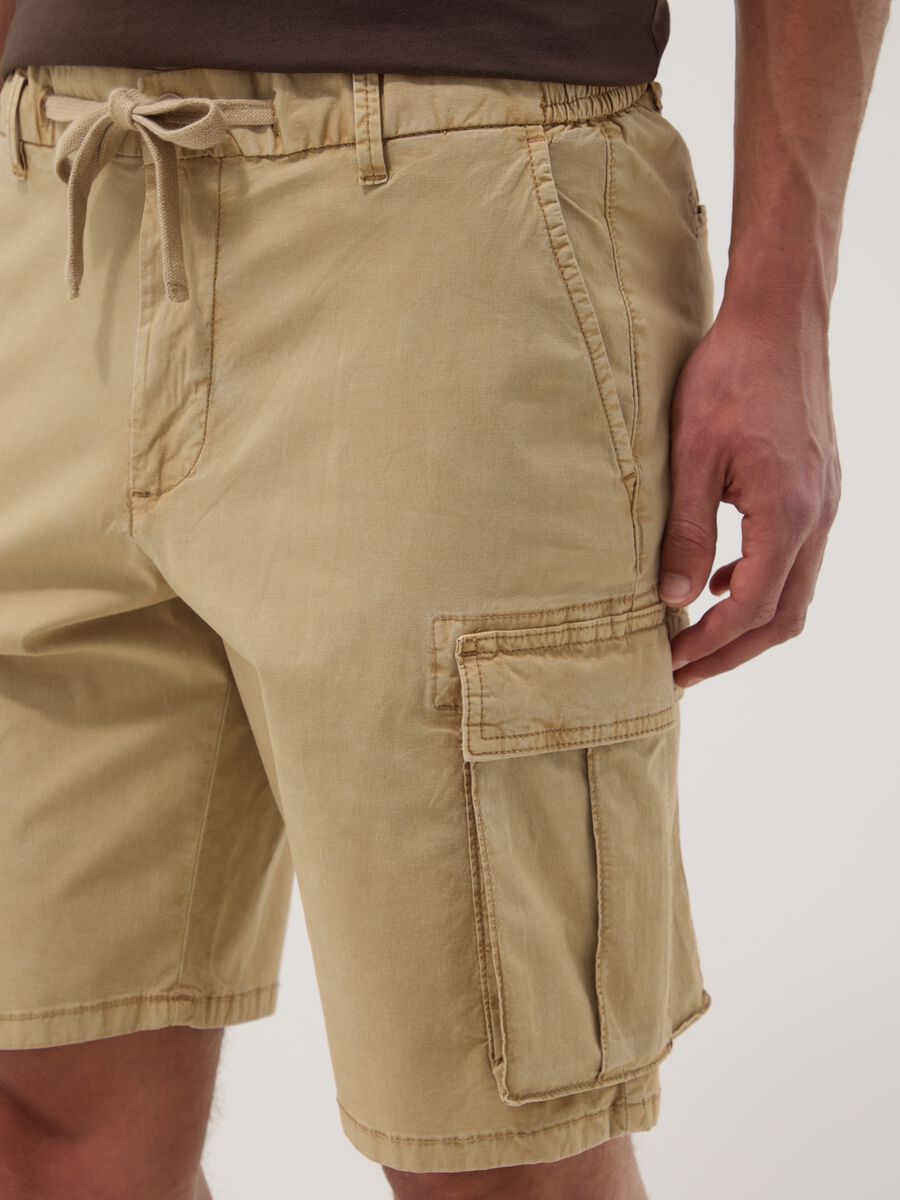 Beige stretch cotton cargo bermuda shorts_3