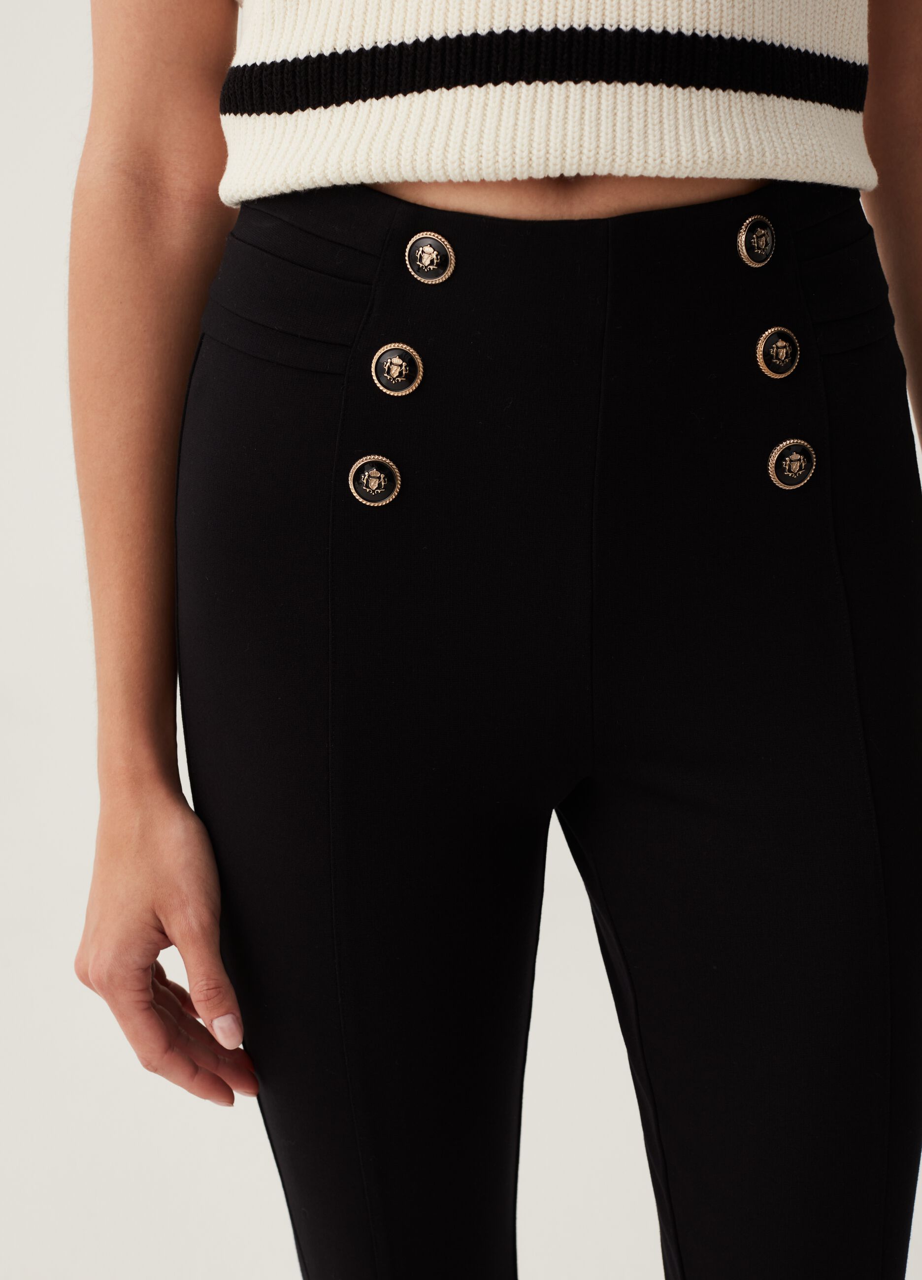 Leggings cropped con bottoni_3