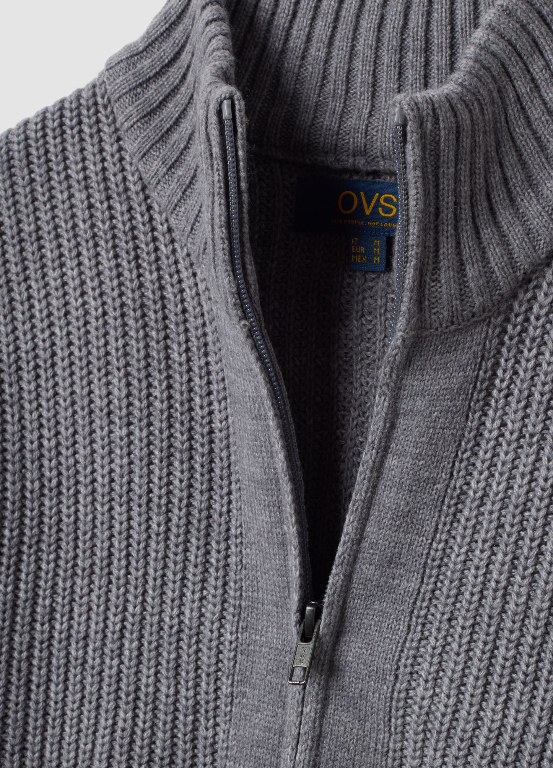 Cardigan grigio in maglia a coste con colletto e zip regular fit