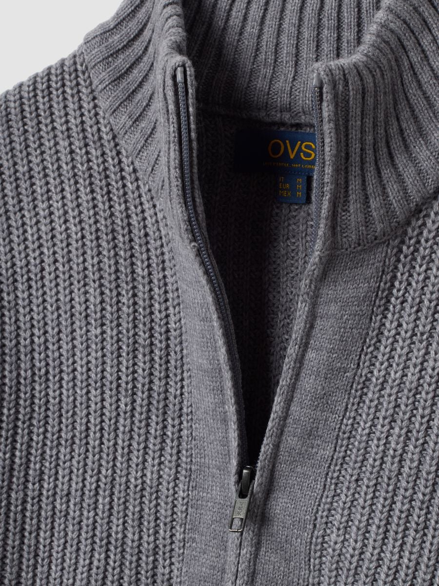 Cardigan grigio in maglia a coste con colletto e zip regular fit_5