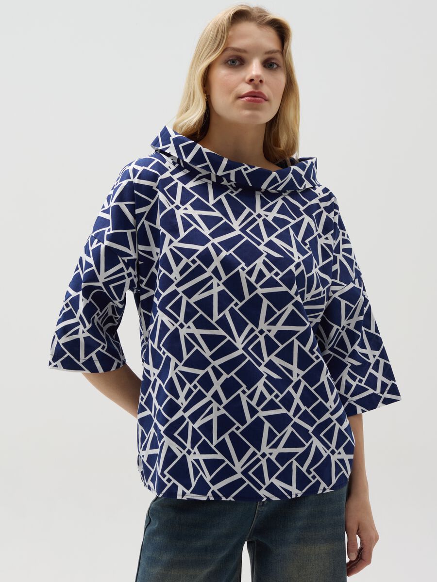 Blouse with turn-down collar and pattern_0