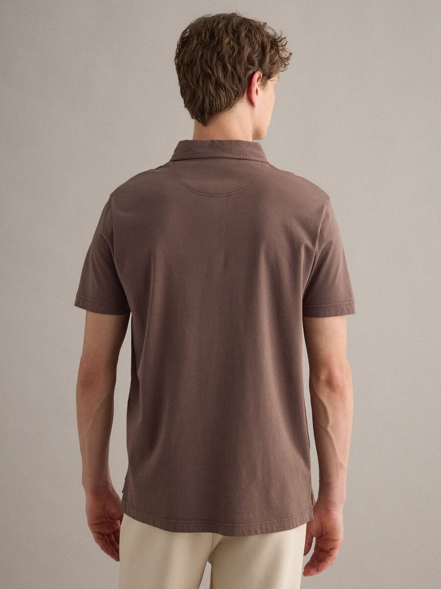 Polo marrone a maniche corte in puro cotone regular fit_3