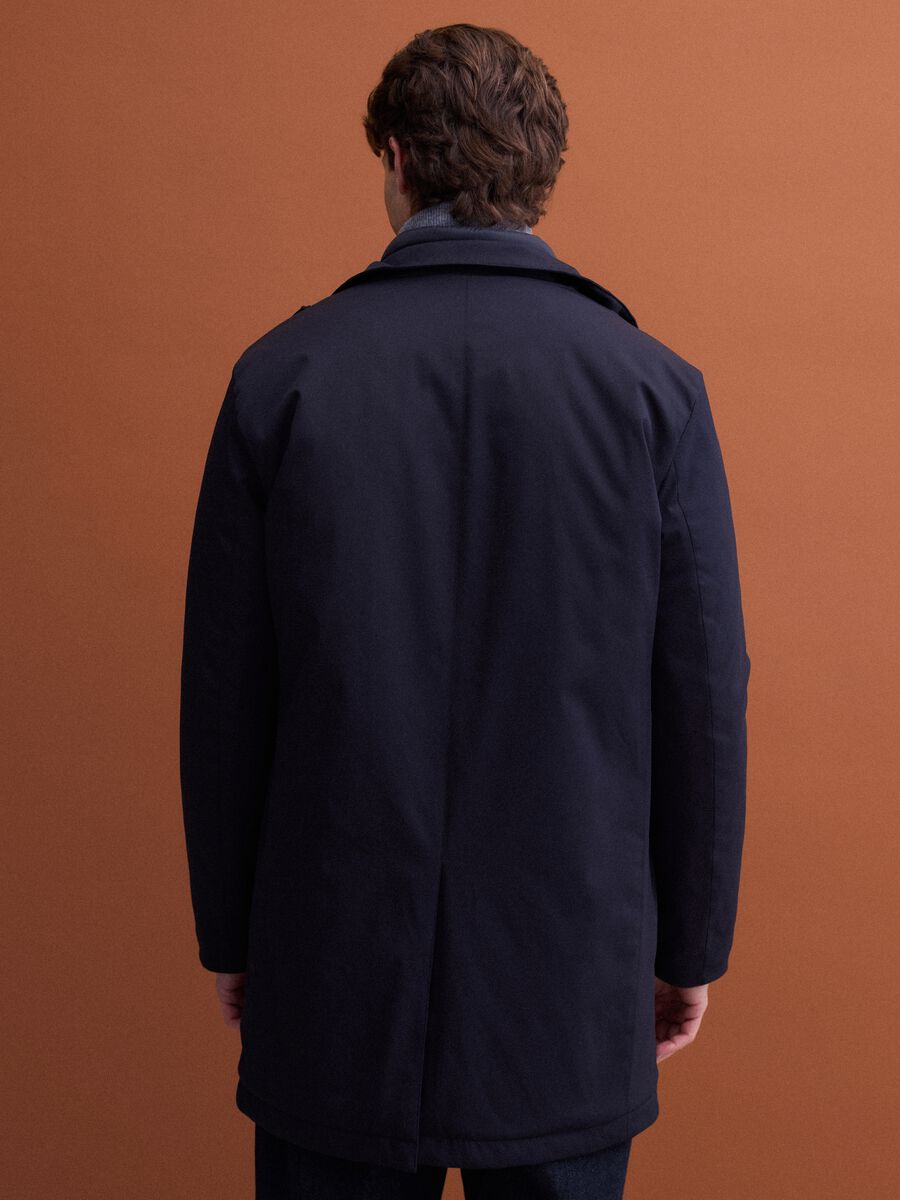 Cappotto blu imbottito regular fit con collo alto_3