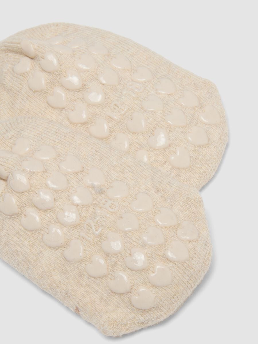 Calze antiscivolo beige in cotone organico elasticizzato per neonata_1