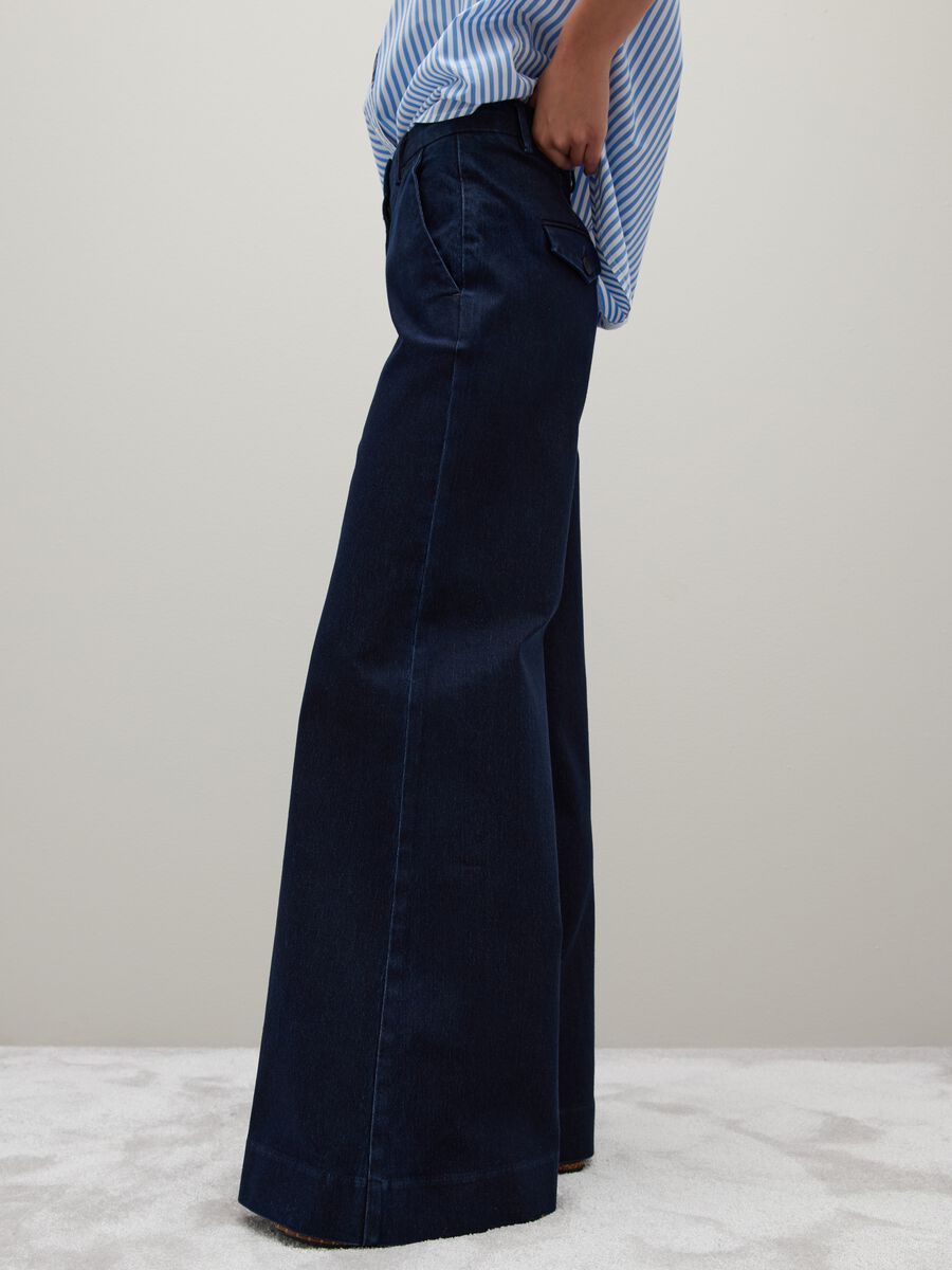 Jeans in denim blu a gamba larga elasticizzati_3