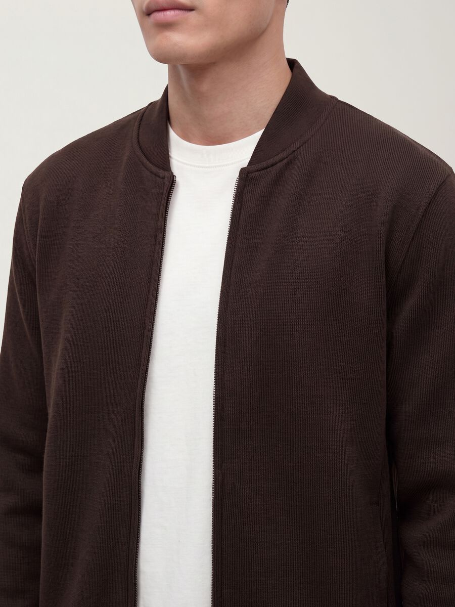 Felpa full zip marrone in piquet di tessuto elasticizzato con collo a costine_1