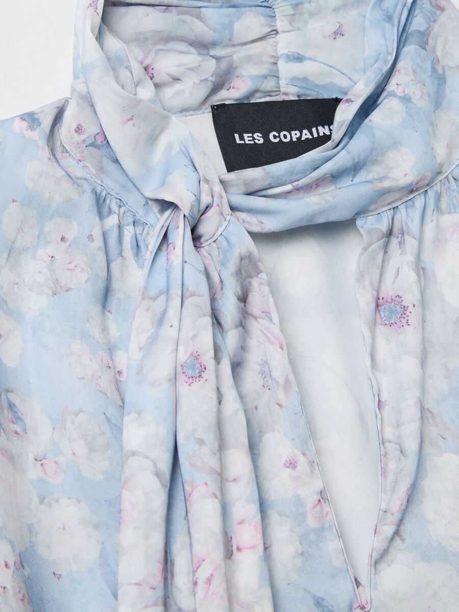 Blusa azzurro in fantasia floreale con fiocco_1