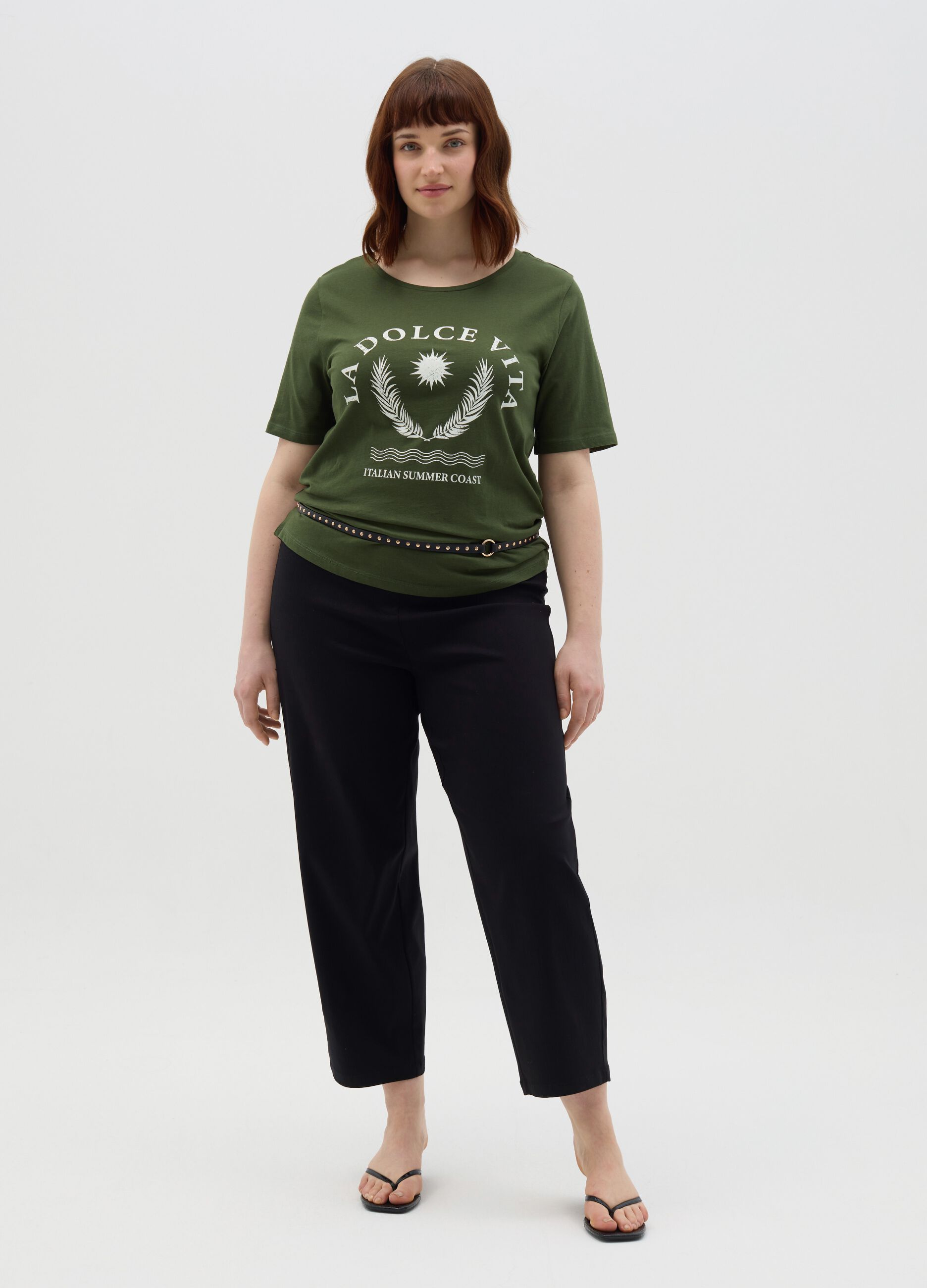 Curvy green T-shirt with "La Dolce Vita" print in cotton