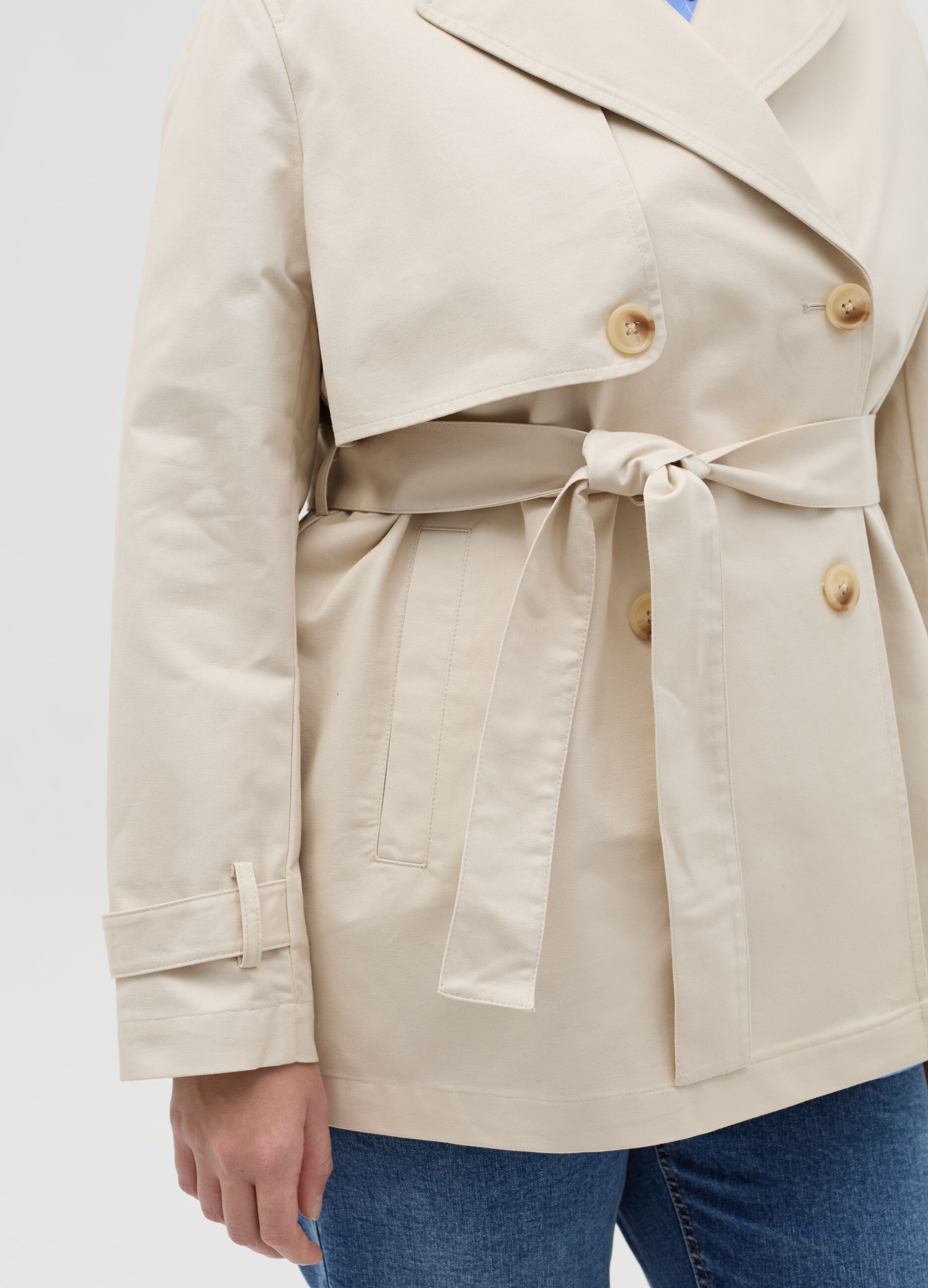 Curvy short double-breasted trench coat with belt