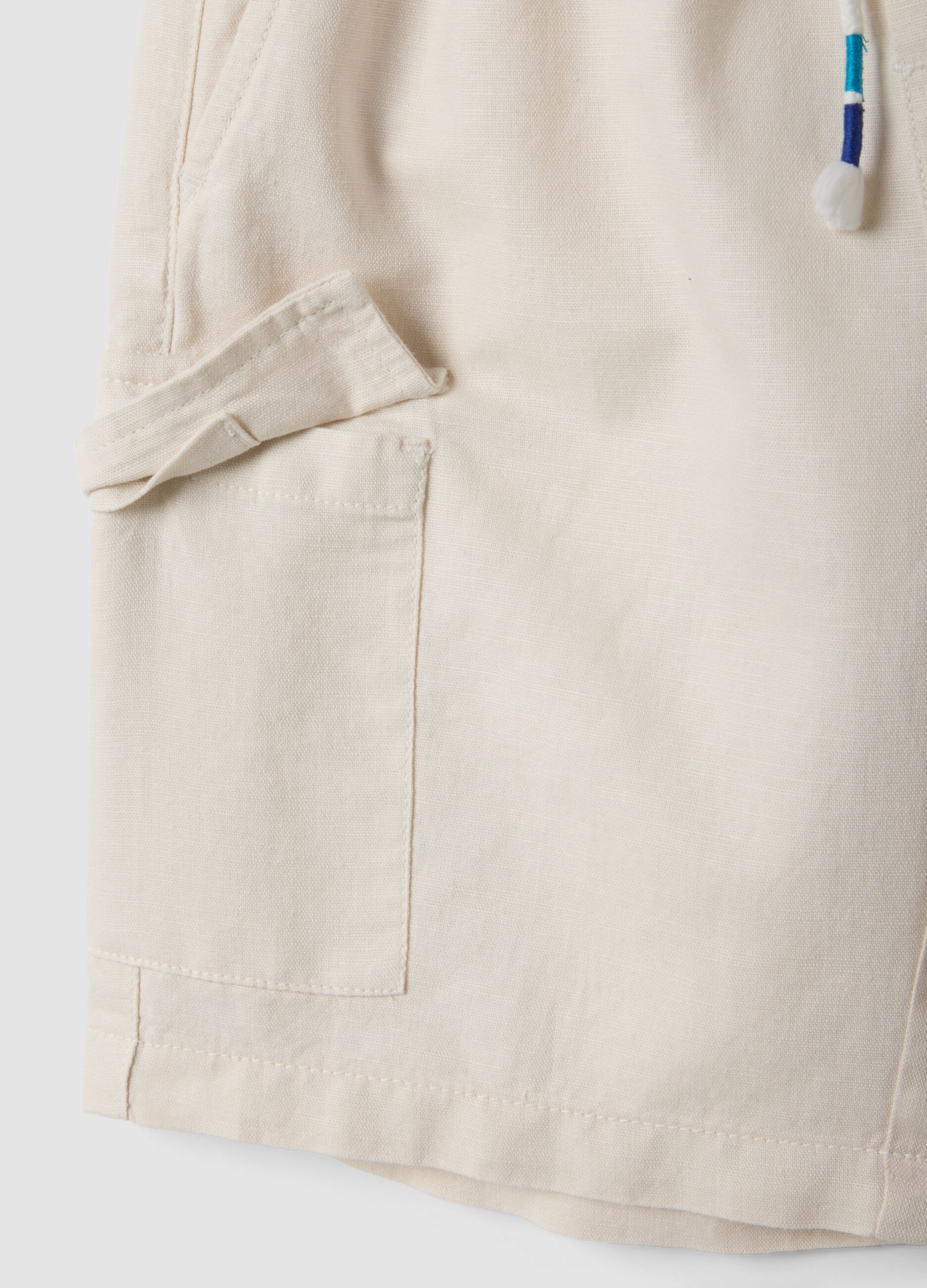 White linen-cotton blend shorts with elasticated waist, regular fit