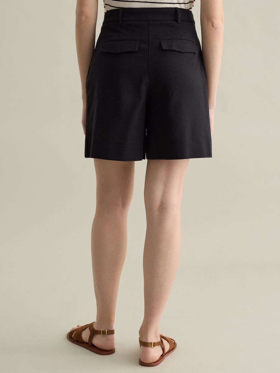 Bermuda shorts with darts_3