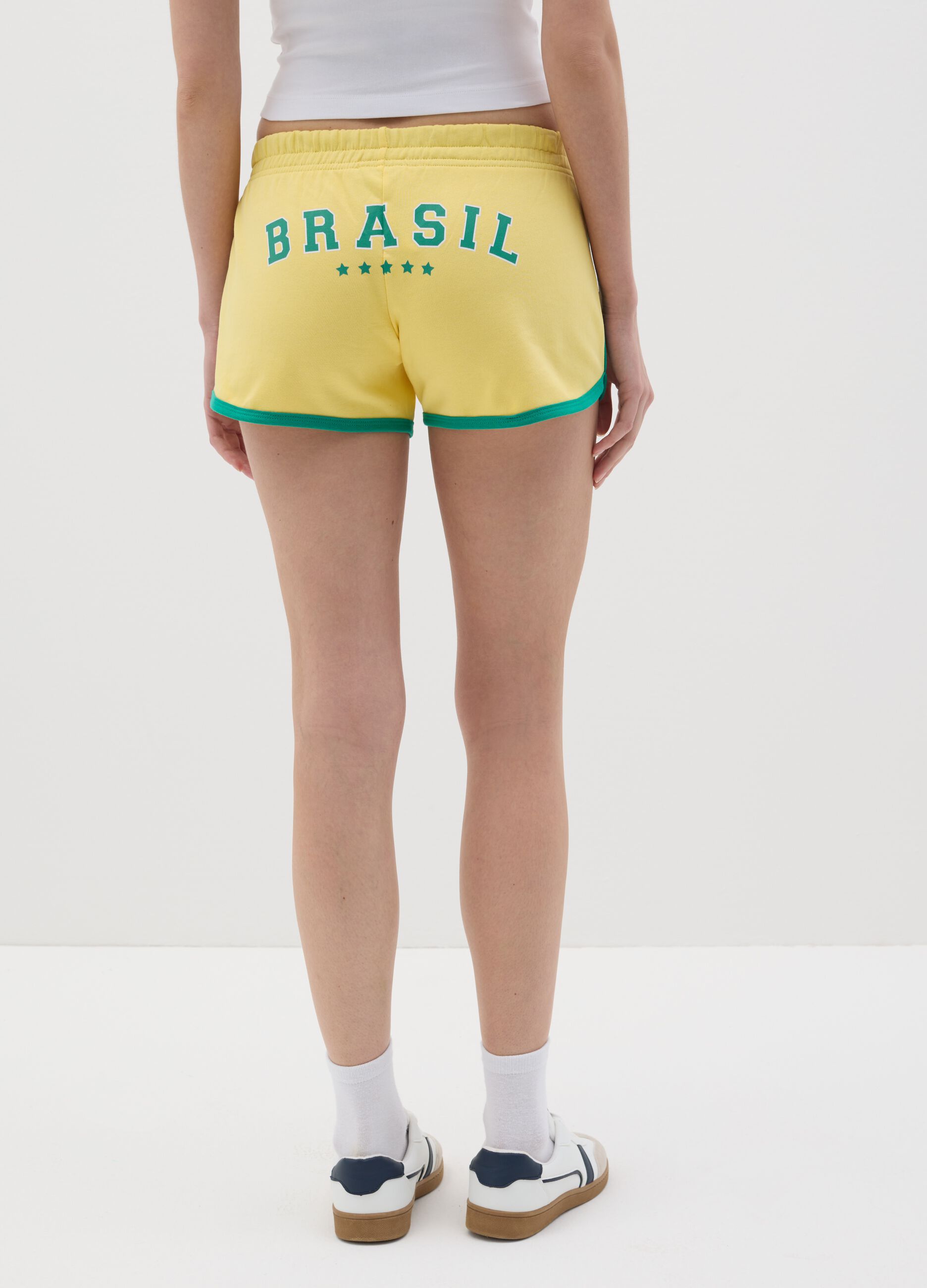Women’s shorts in 100% yellow cotton with regular fit and print