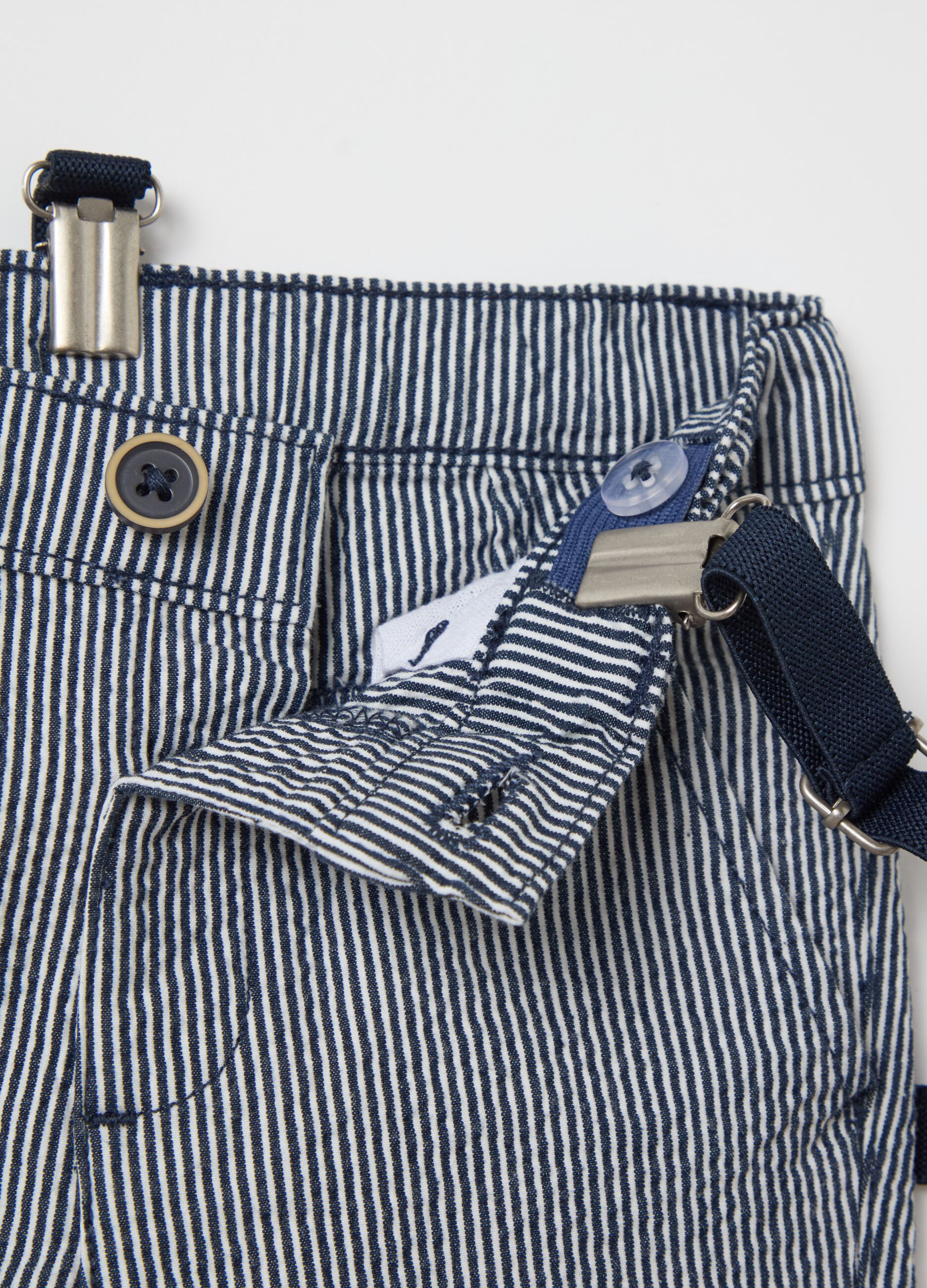 Pantaloni chino a righe con bretelle 