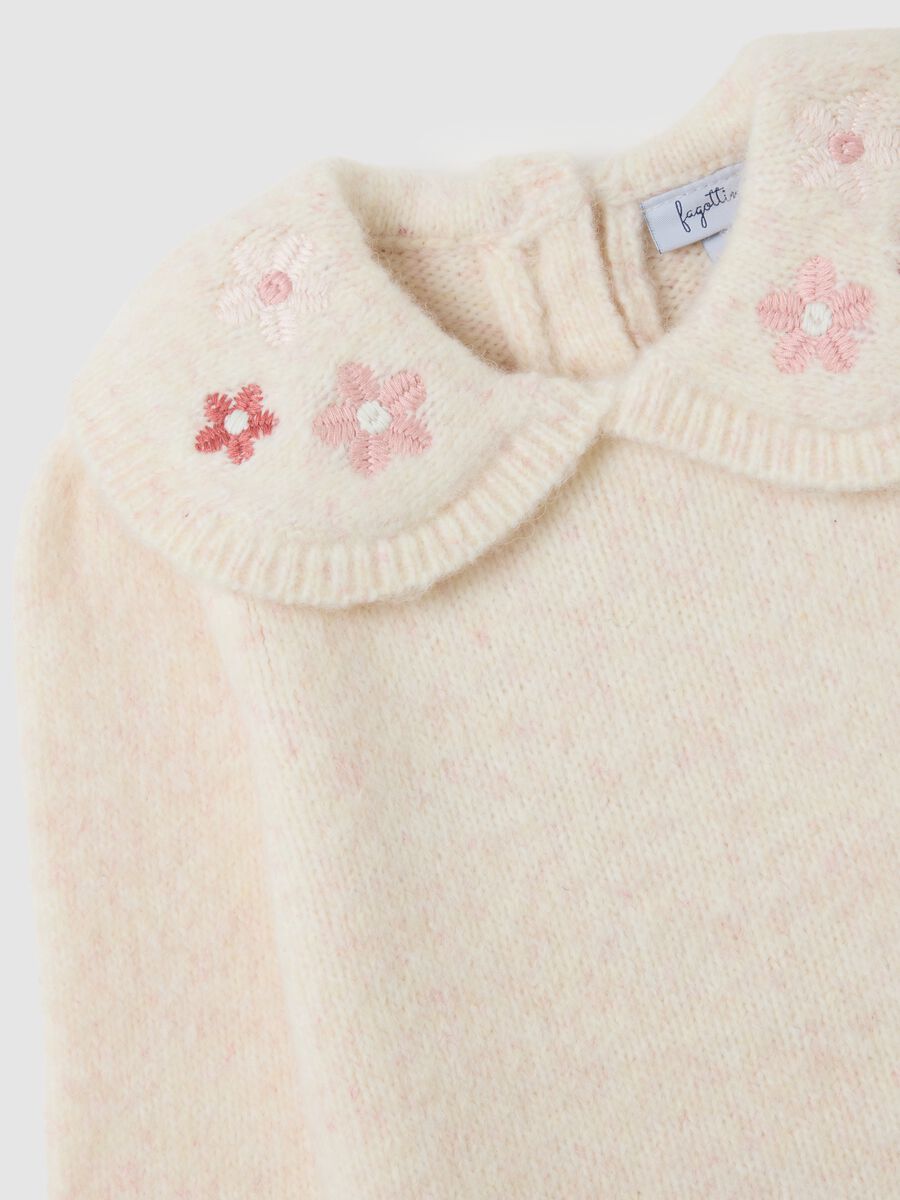 Beige regular fit girls' sweater with embroidered collar_2