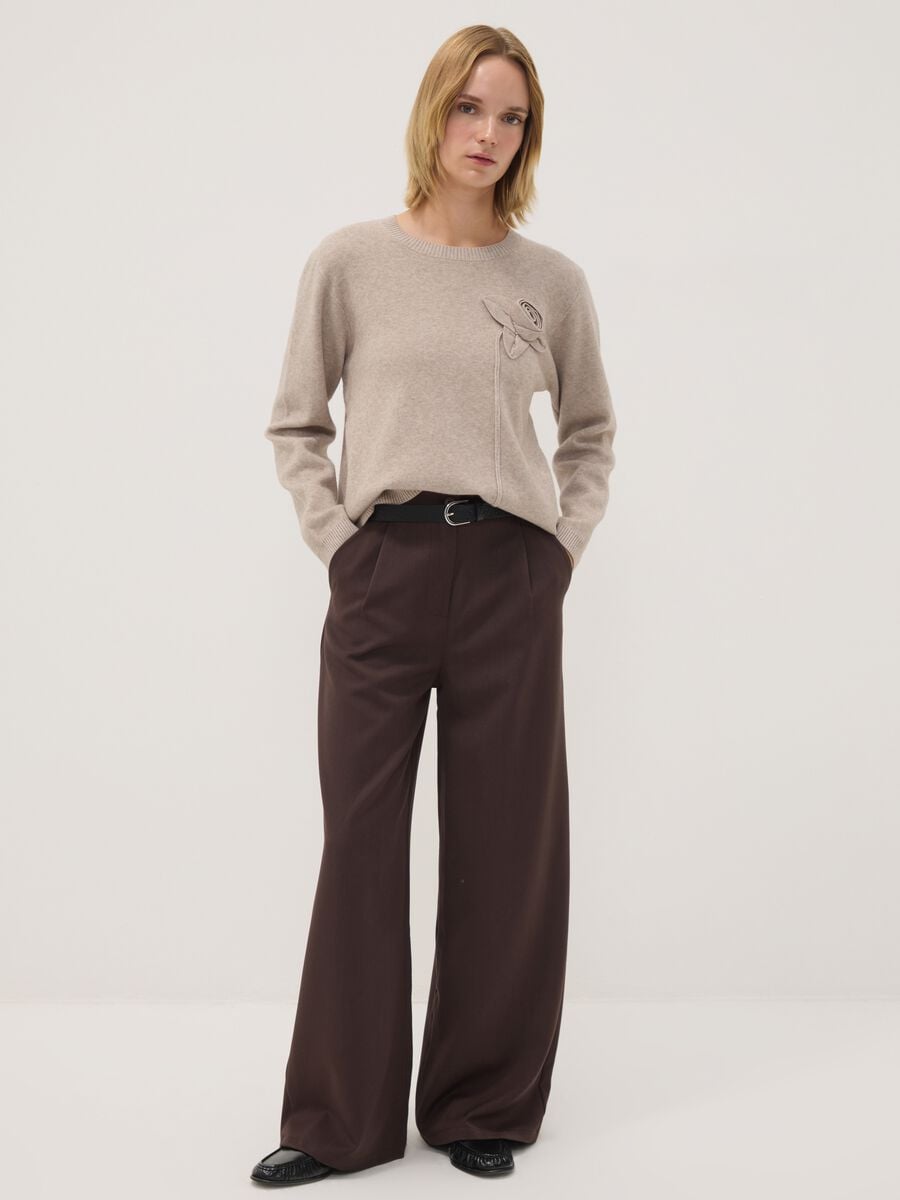 Sand viscose-blend top with appliqu&eacute; flower, regular fit_2