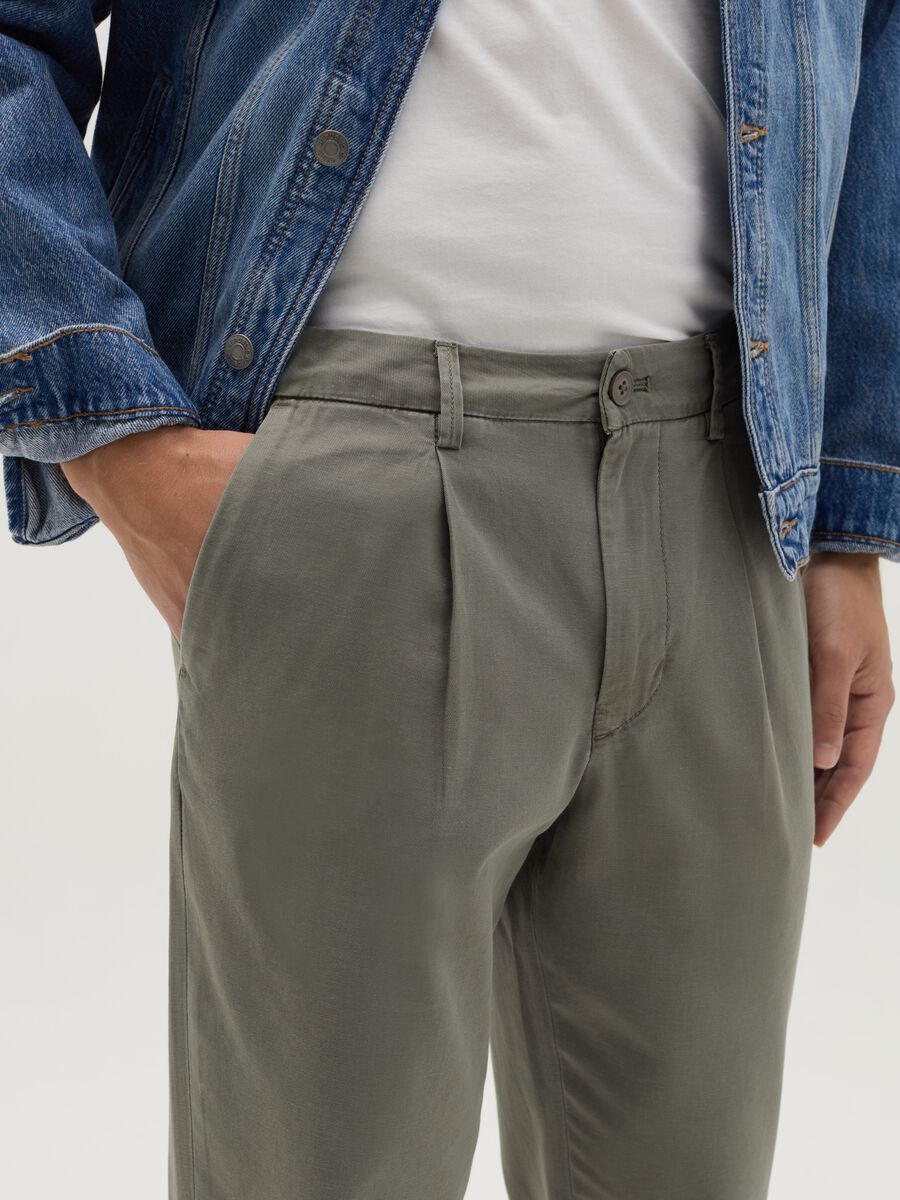 Cotton and linen chino trousers_3