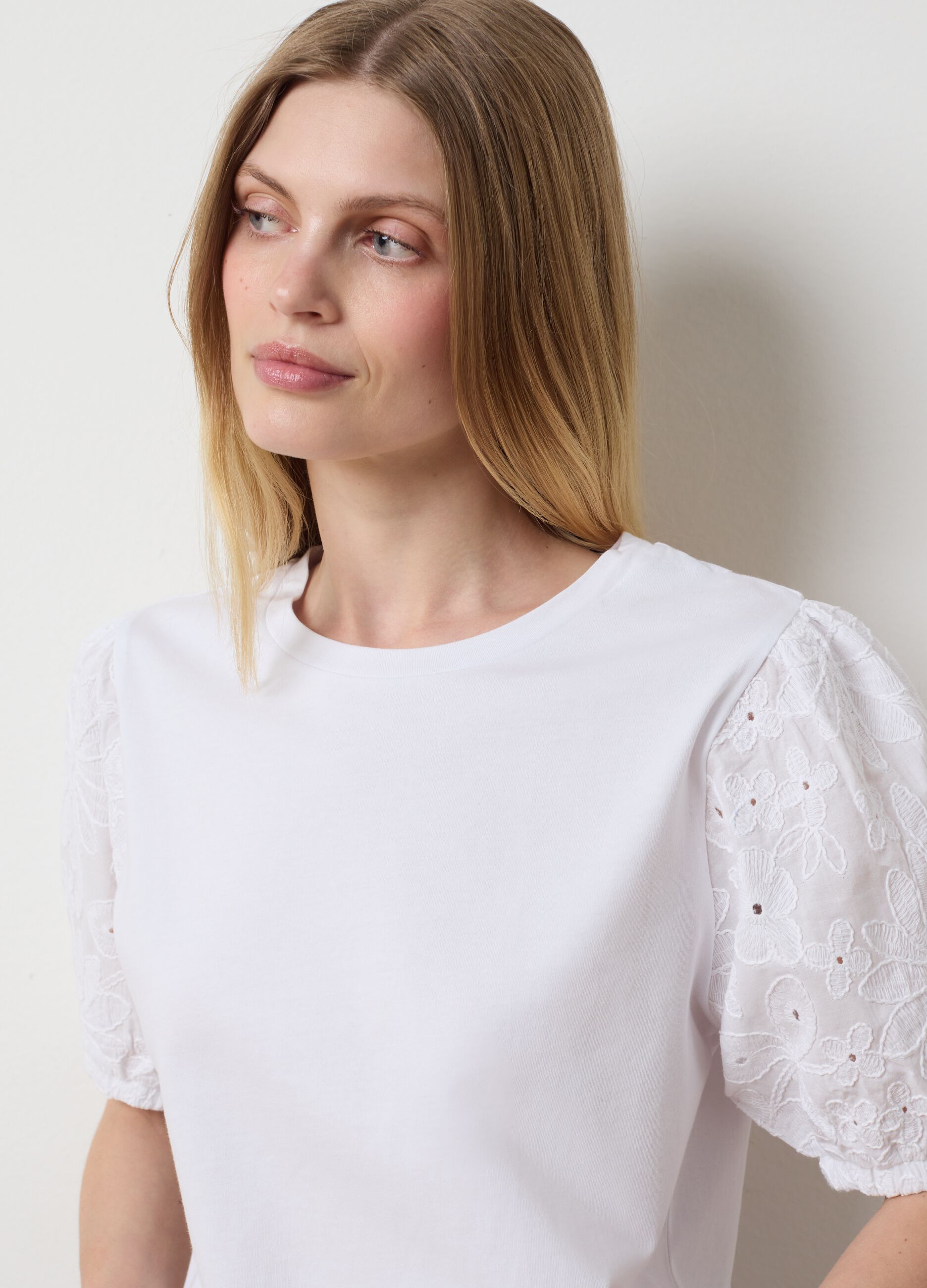 White T-shirt with embroidered sleeves by Les Copains