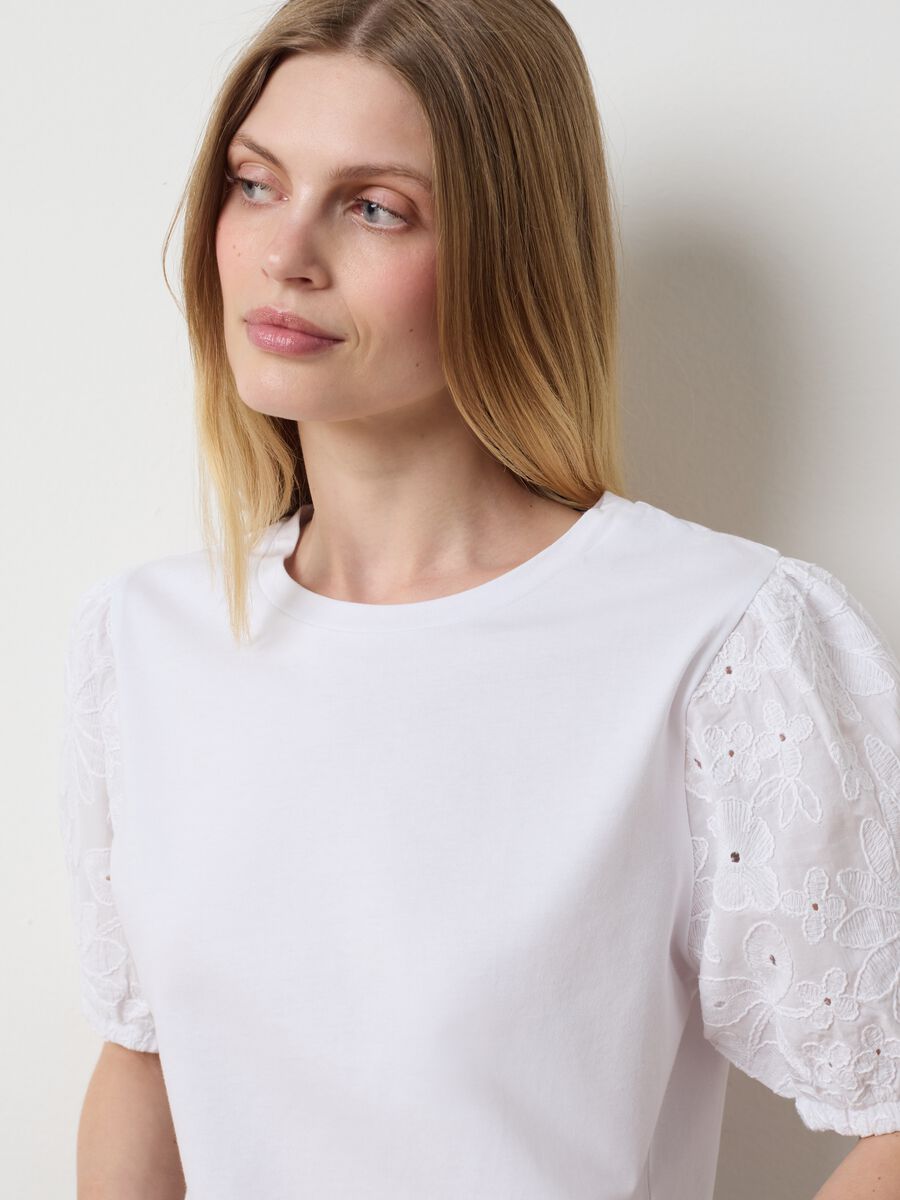 White T-shirt with embroidered sleeves by Les Copains_3