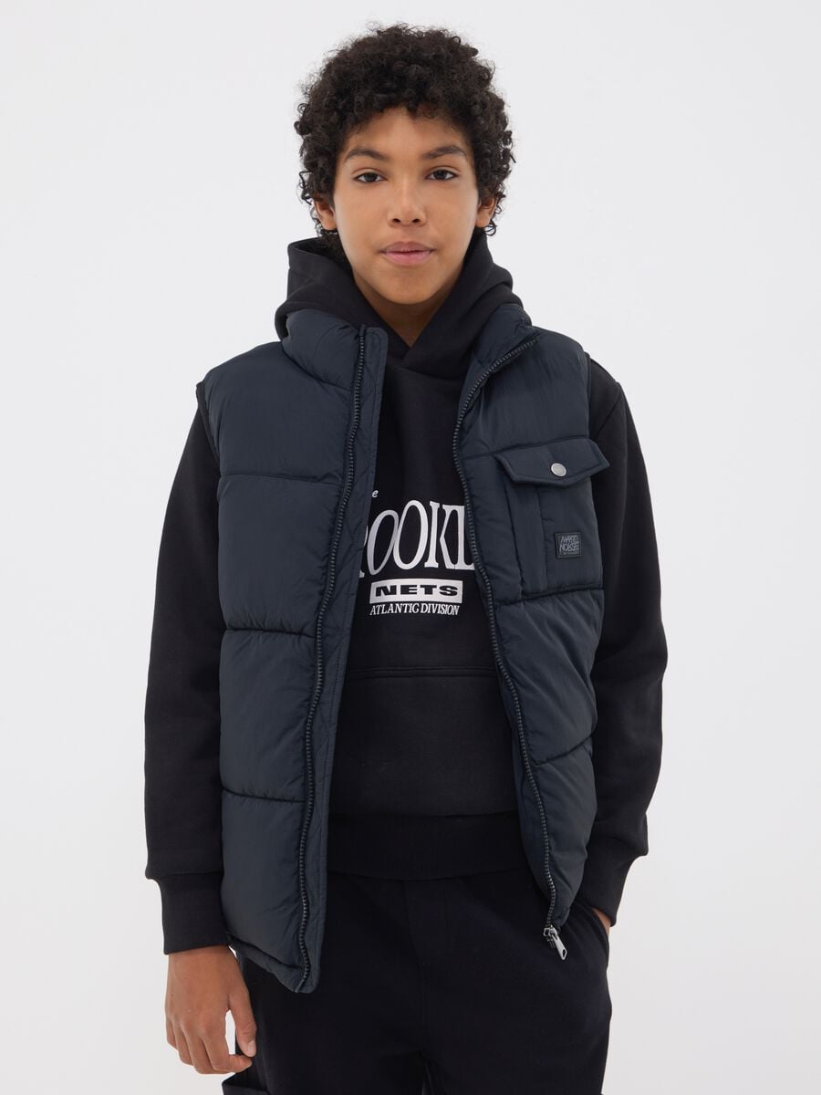 Black water-repellent padded gilet with zip and high neck for boys_1