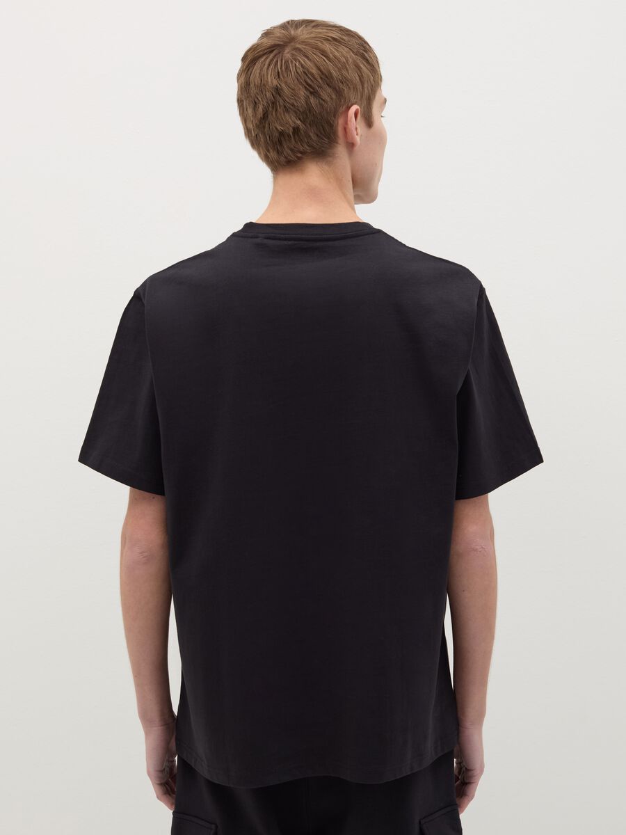 T-shirt con tasca a ricamo_2