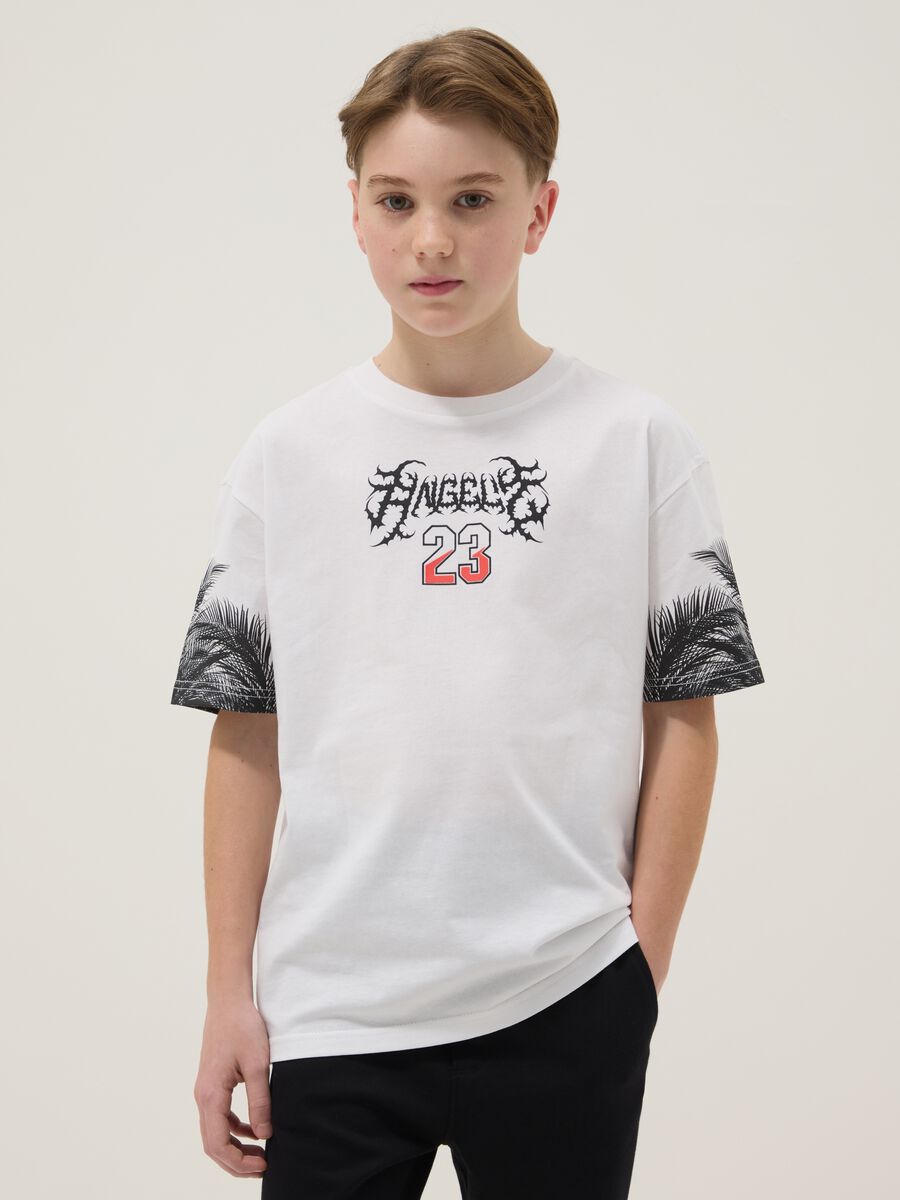 T-shirt in puro cotone bianca da bambino oversize fit con stampe_0