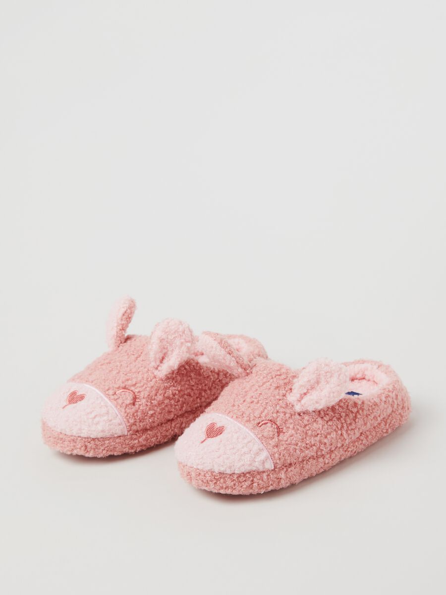 Ciabatte boucle con orecchie e ricamo_1