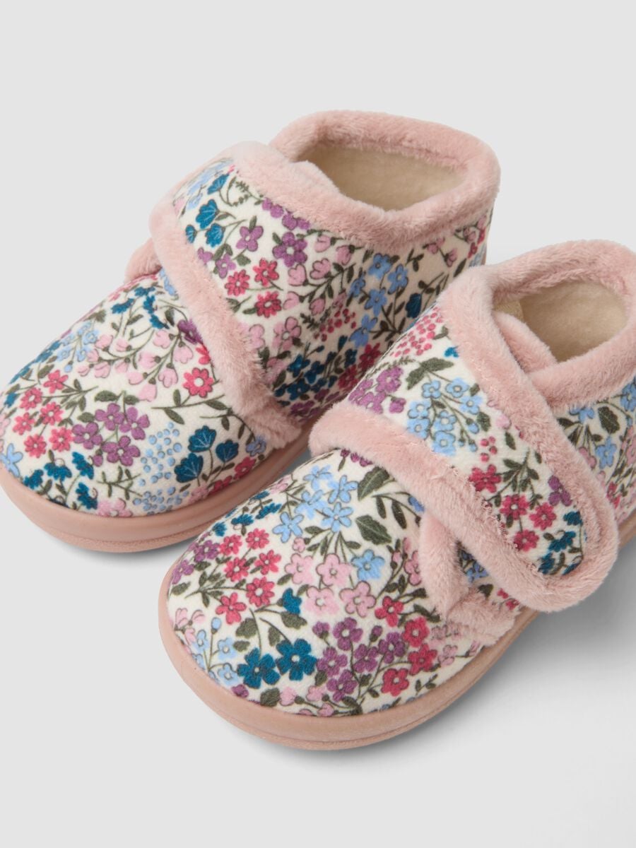 Pantofole rosa a stivaletto con fantasia floreale_1
