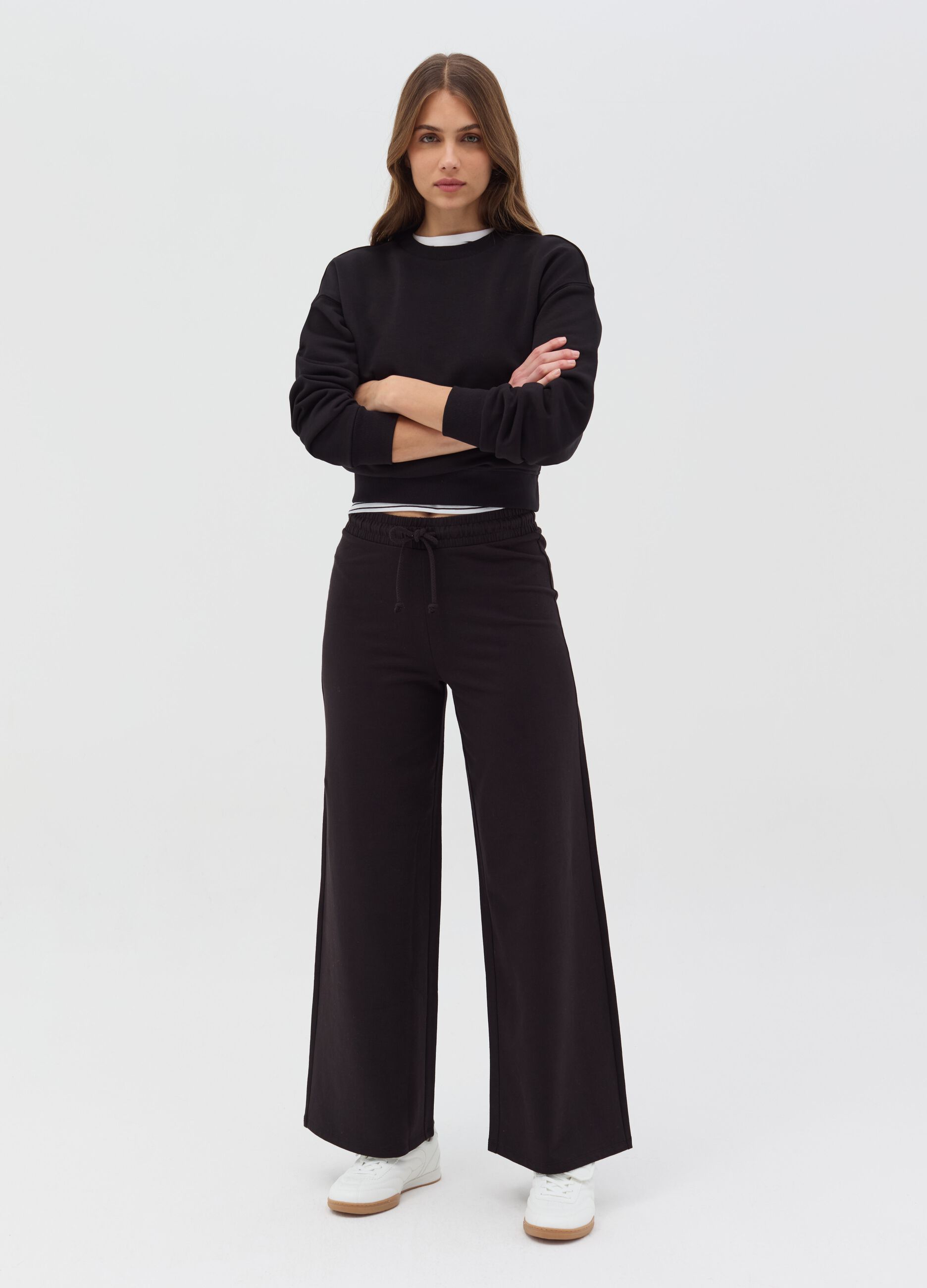 Essential sweatshirt with round neck