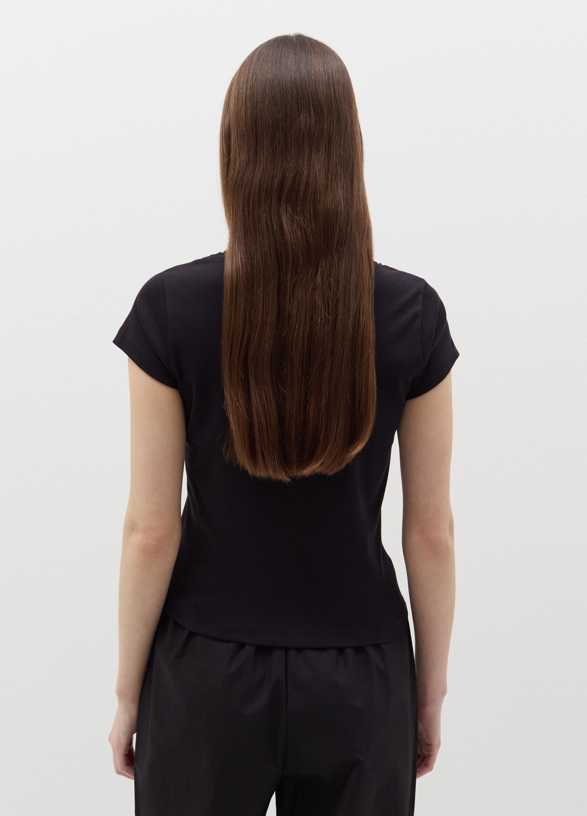 T-shirt with round neck, lace and bow