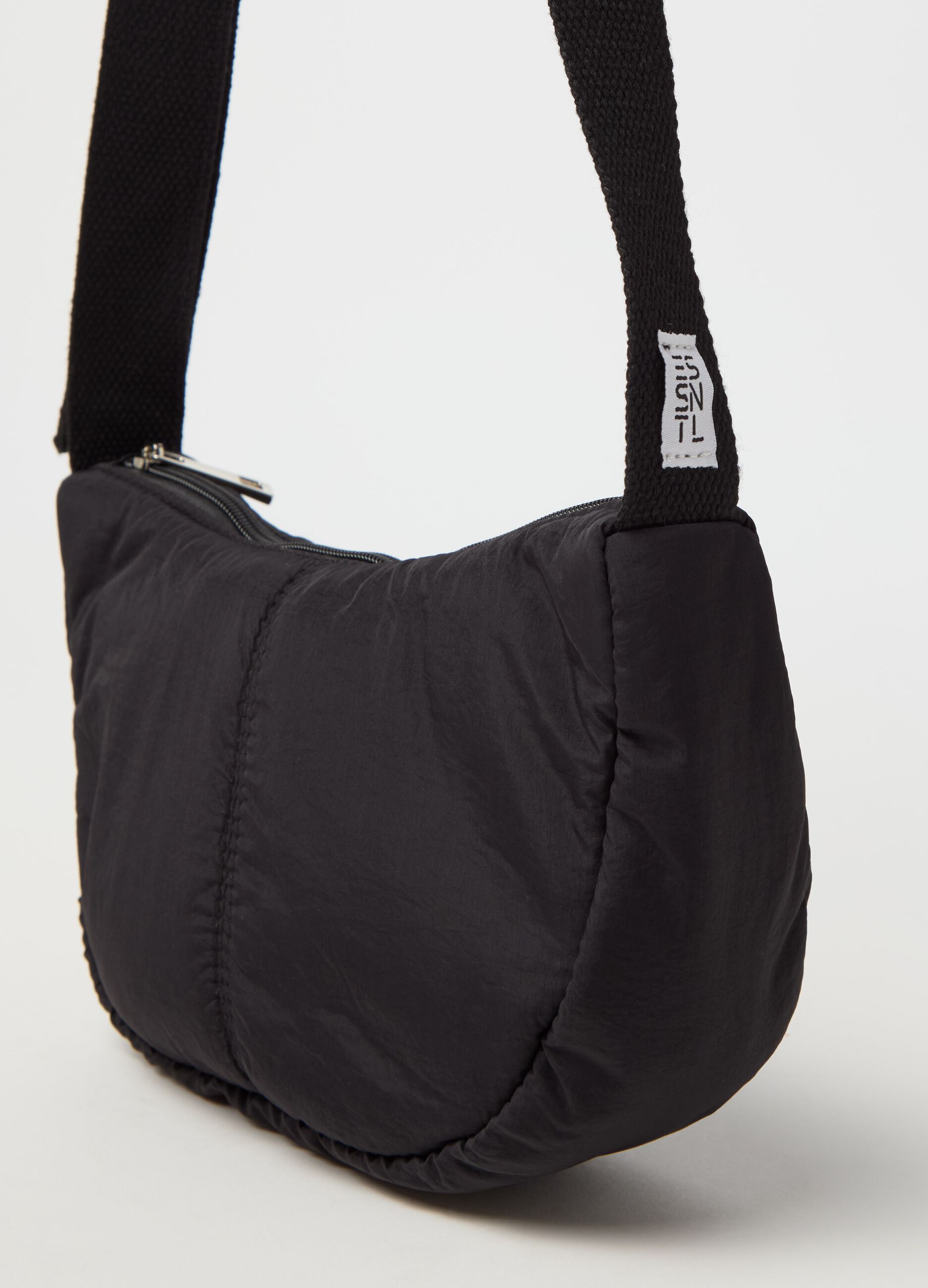 Borsa Essential piccola a mezza luna con tracolla