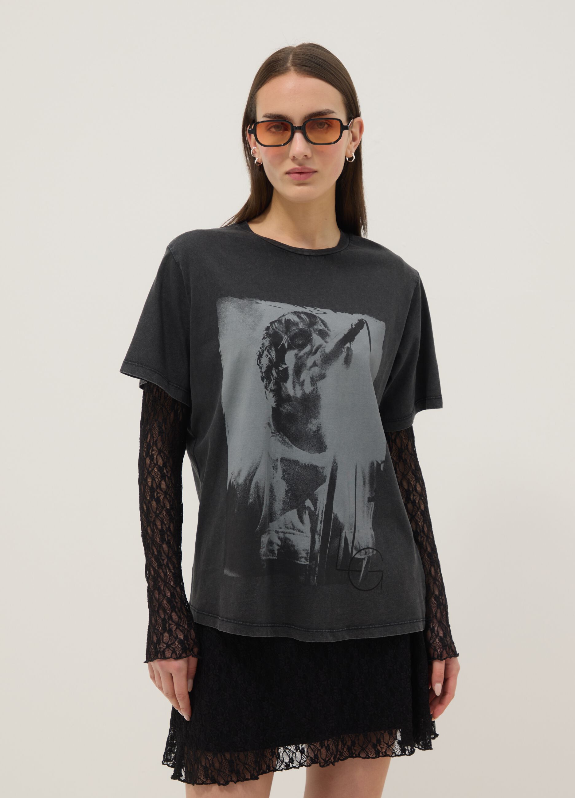 Black pure cotton t-shirt with a regular oversized fit