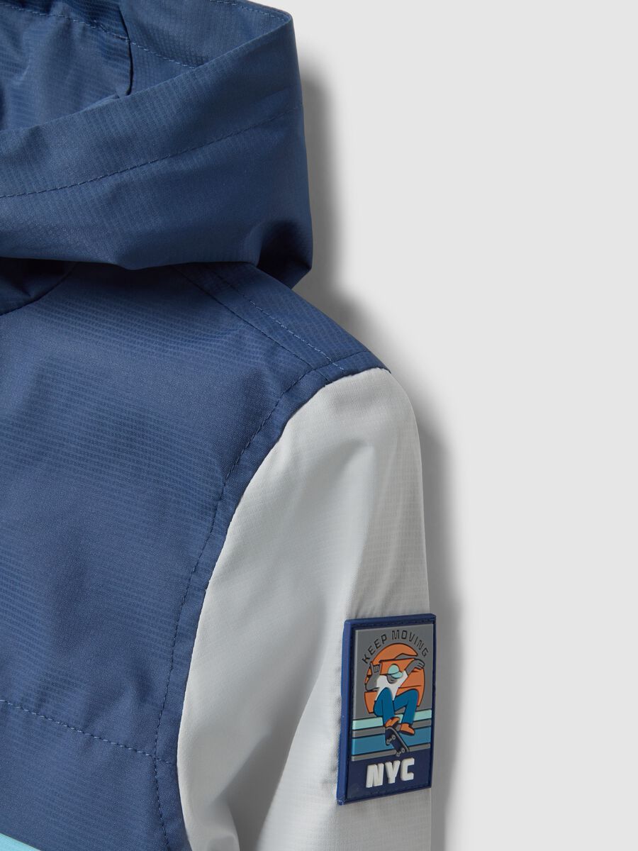 Giacca impermeabile multicolor con cappuccio e zip per bambino_2
