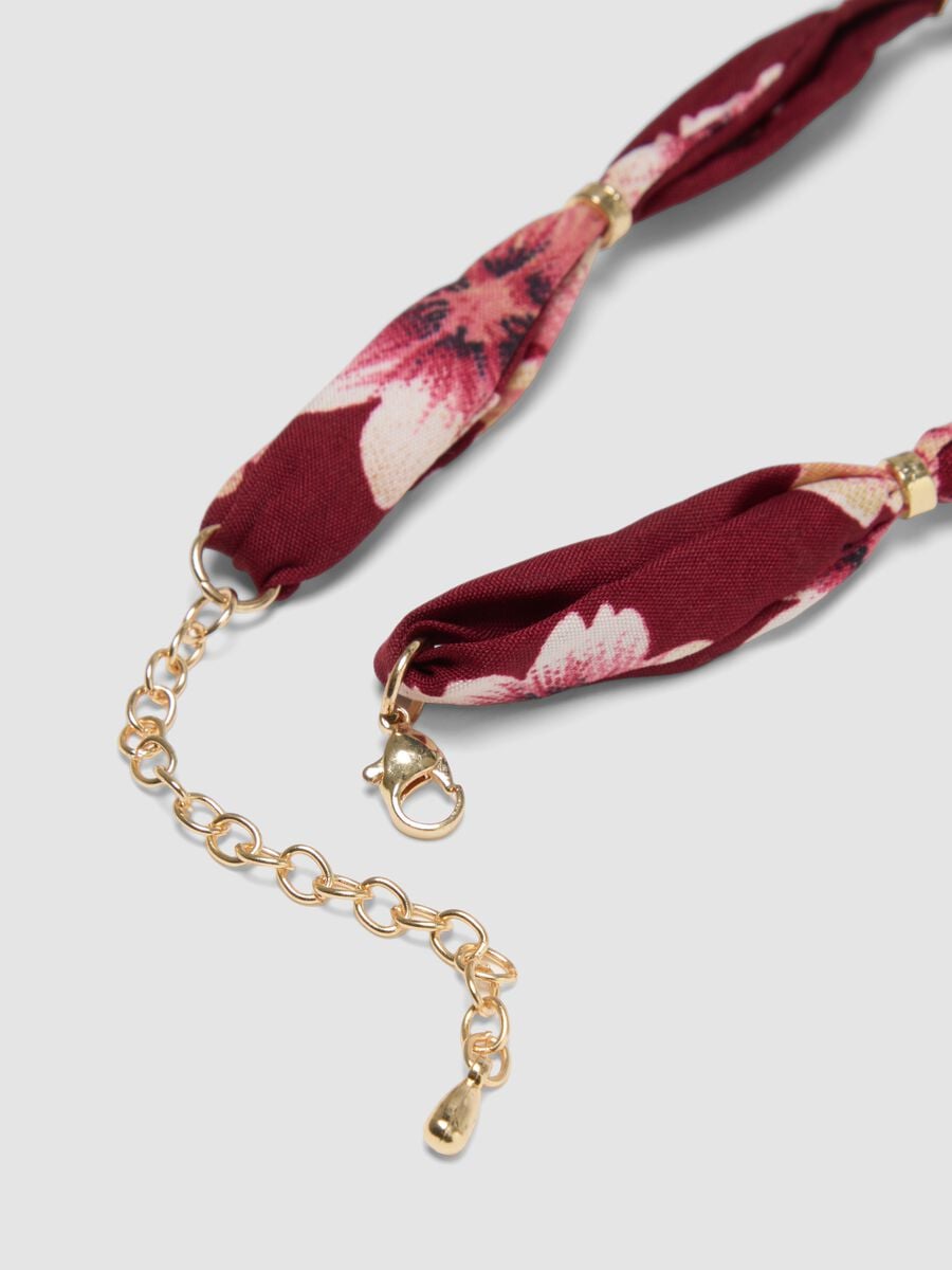 Collana rossa con stampa floreale e ciondoli dorati_1