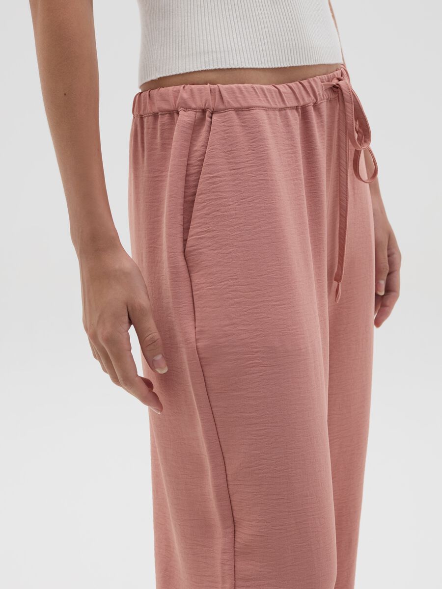Crinkle-effect fluid trousers_2