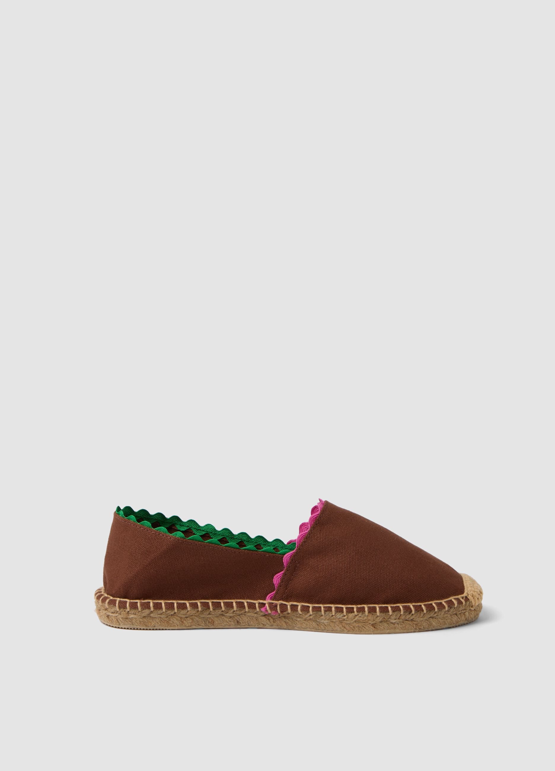 Brown espadrilles with contrasting trim