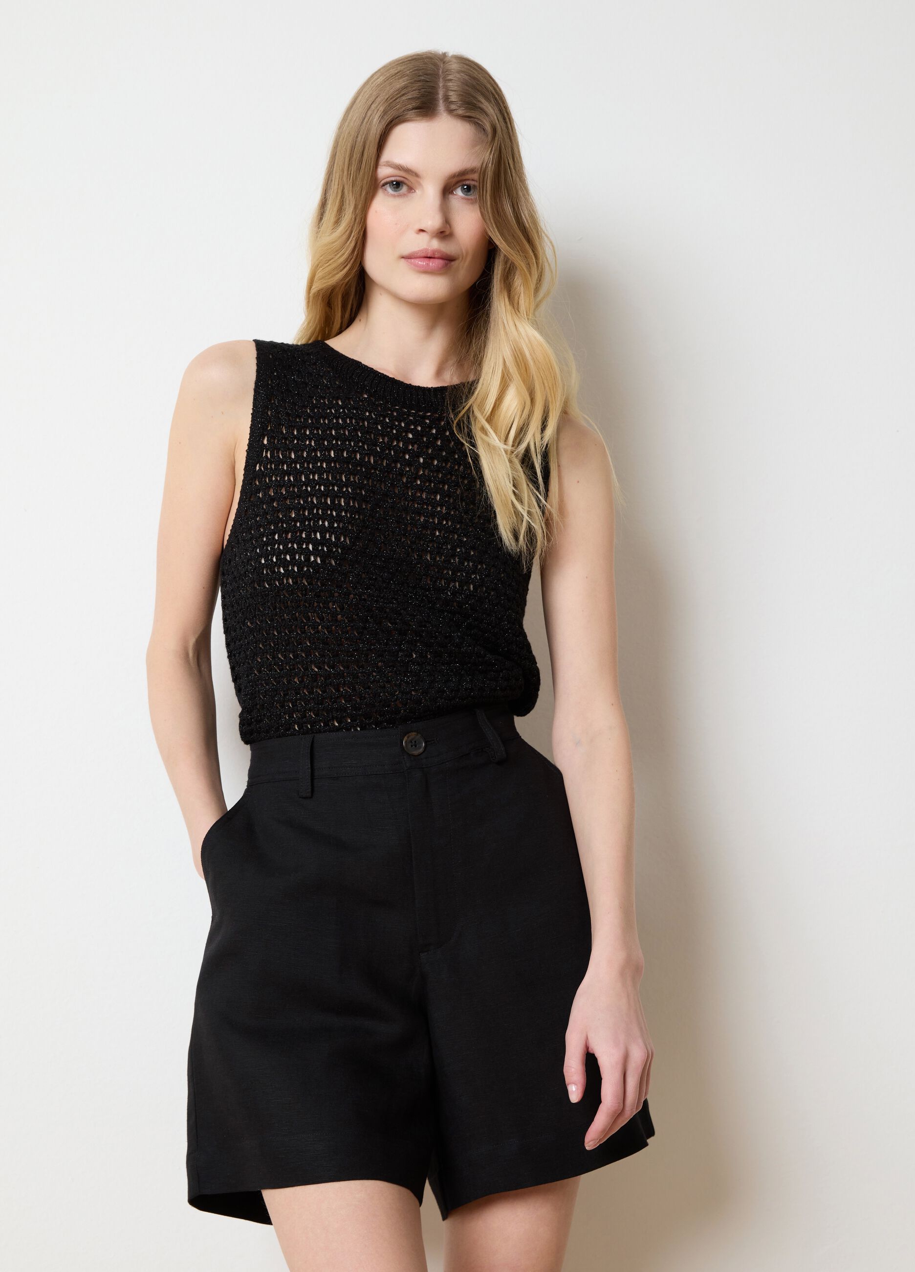 Black Bermuda shorts in linen and viscose