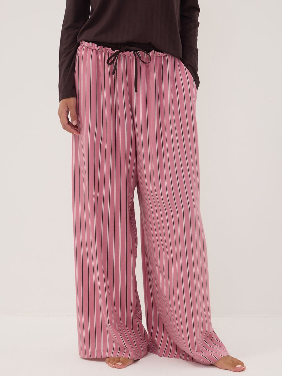 Pantaloni pigiama rosa in pura viscosa a righe_1