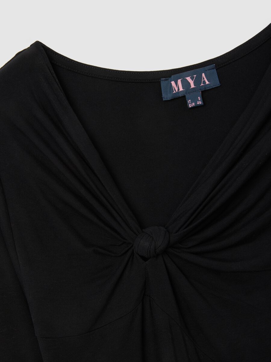 Maglia nera regular fit con scollo a V_1