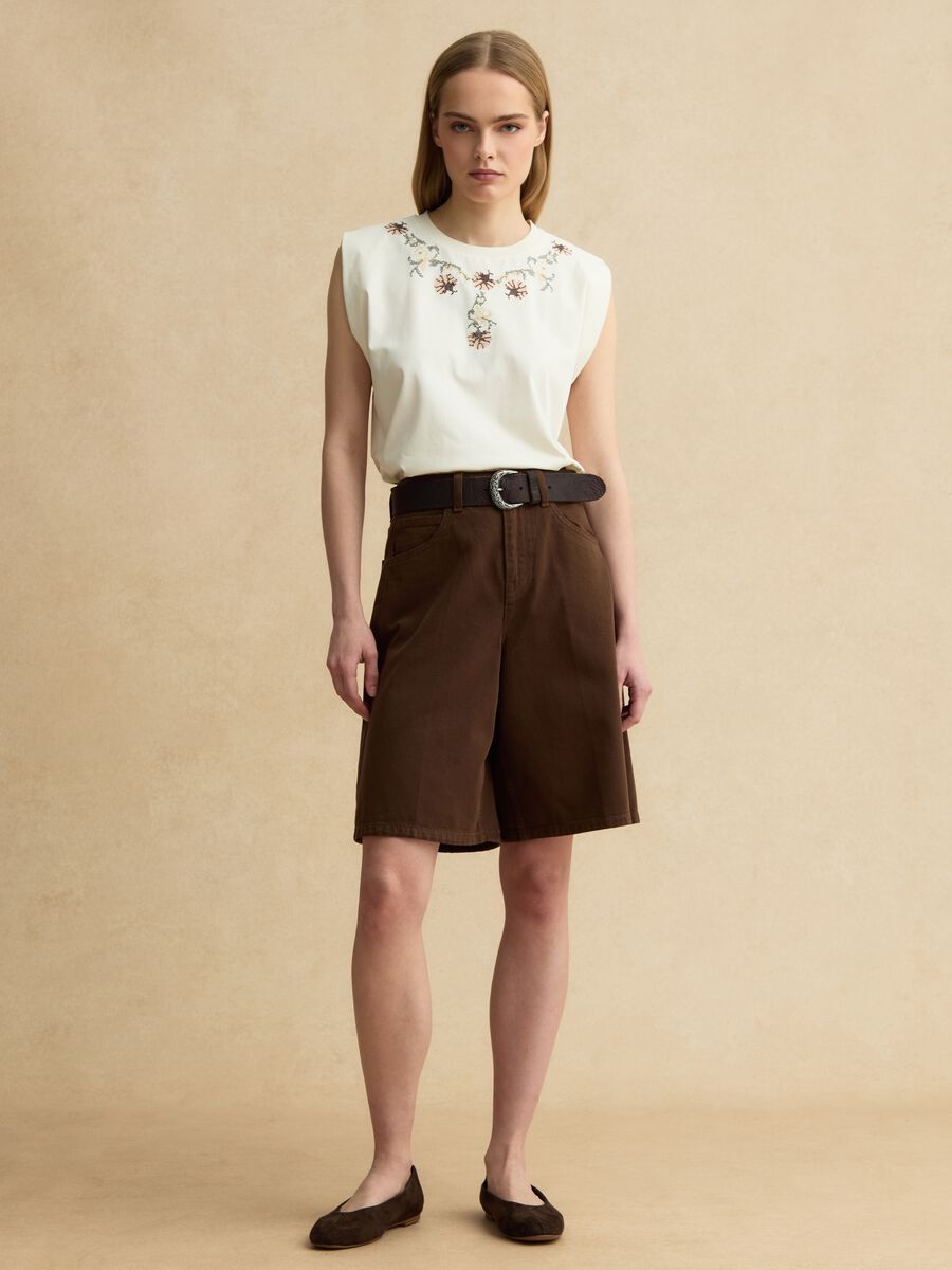 Sleeveless white cotton blend regular fit t-shirt with embroidery_2