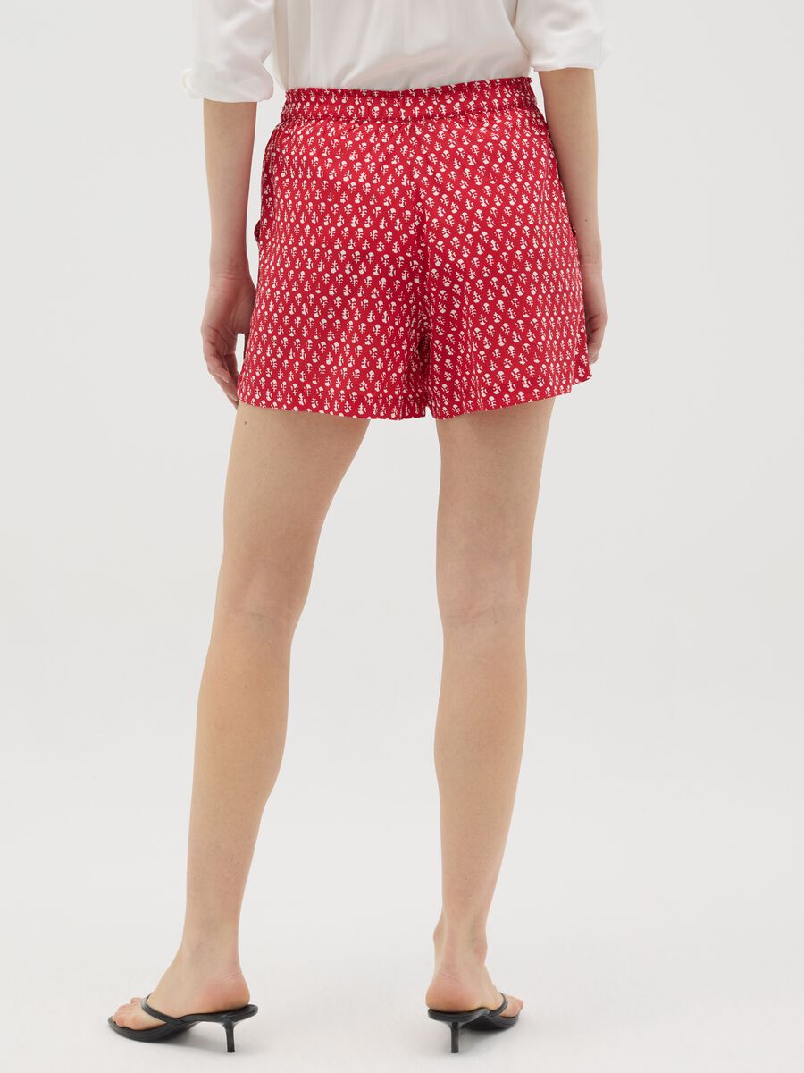 Red viscose shorts with ethnic pattern_2