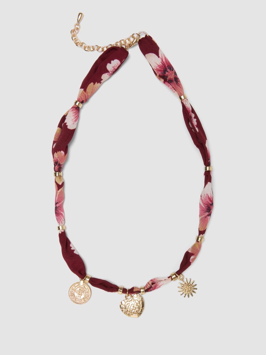 Collana rossa con stampa floreale e ciondoli dorati_0