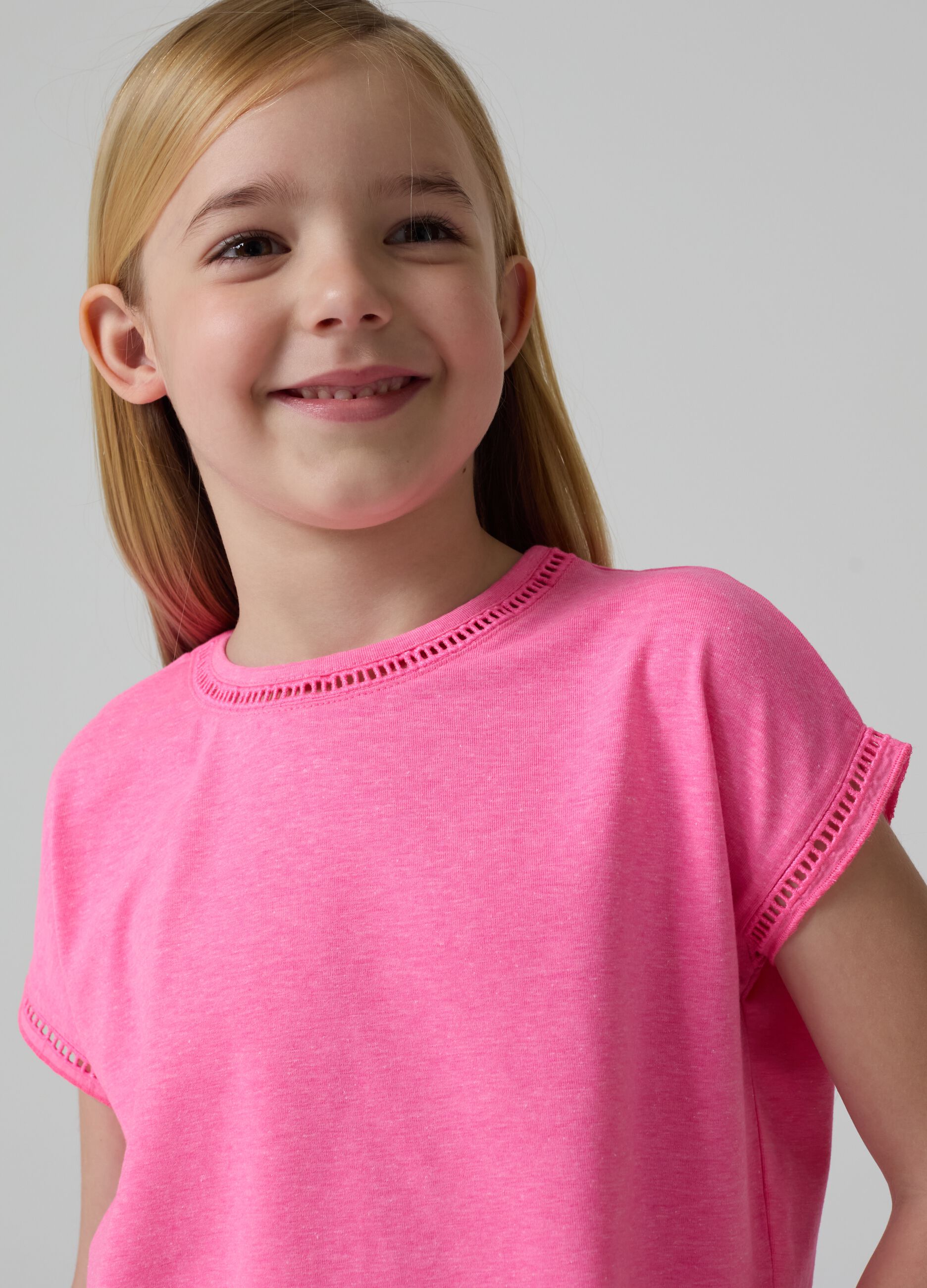 T-shirt tinta unita con inserti traforati