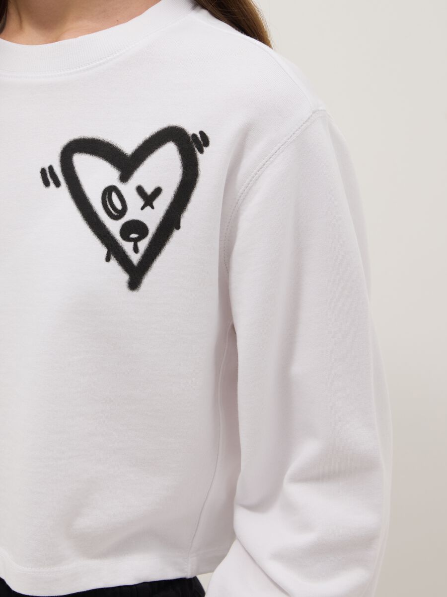 Girls' regular fit pure cotton white sweatshirt with heart_2
